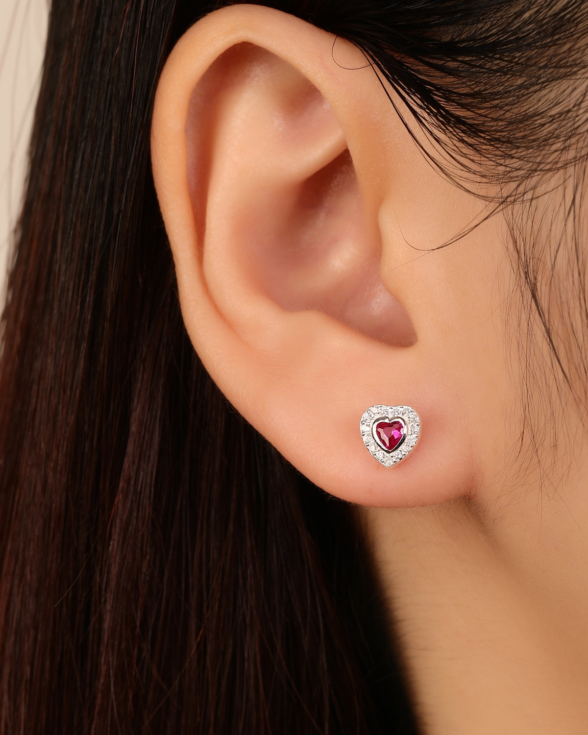 Broquel halo de corazón con circonia corazón central 7mm en plateado