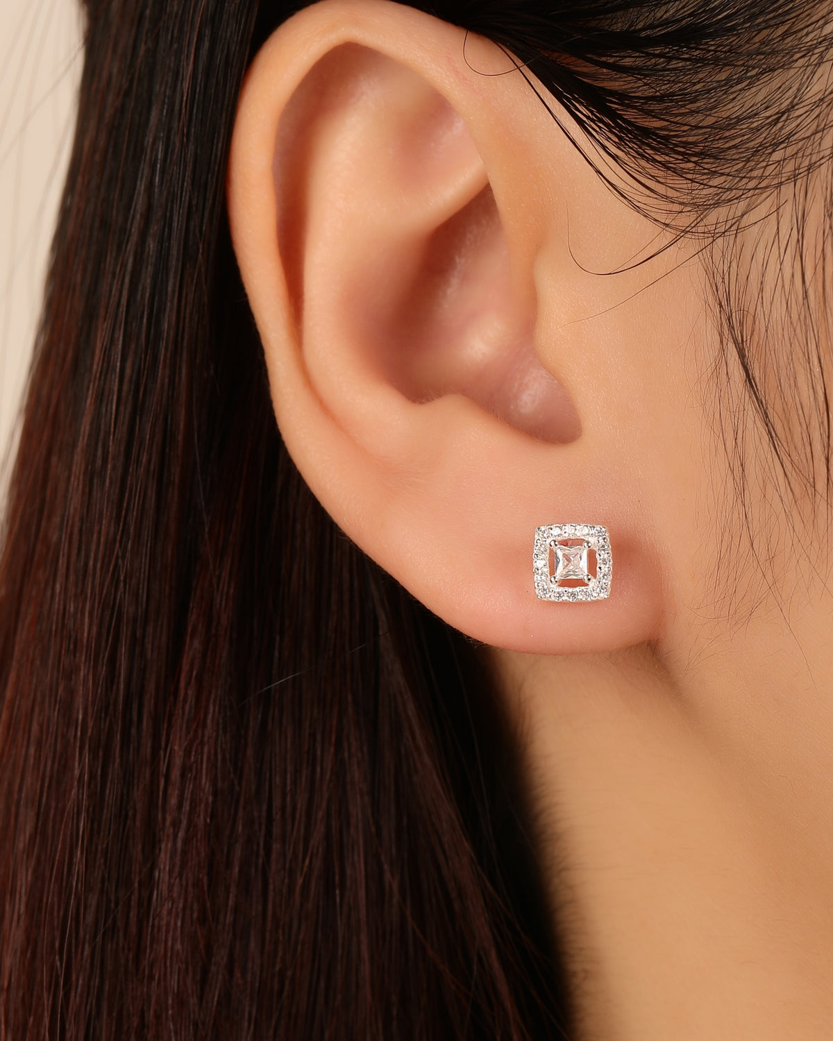 Arete halo cuadrado con circonia cuadrada central 6mm en plateado