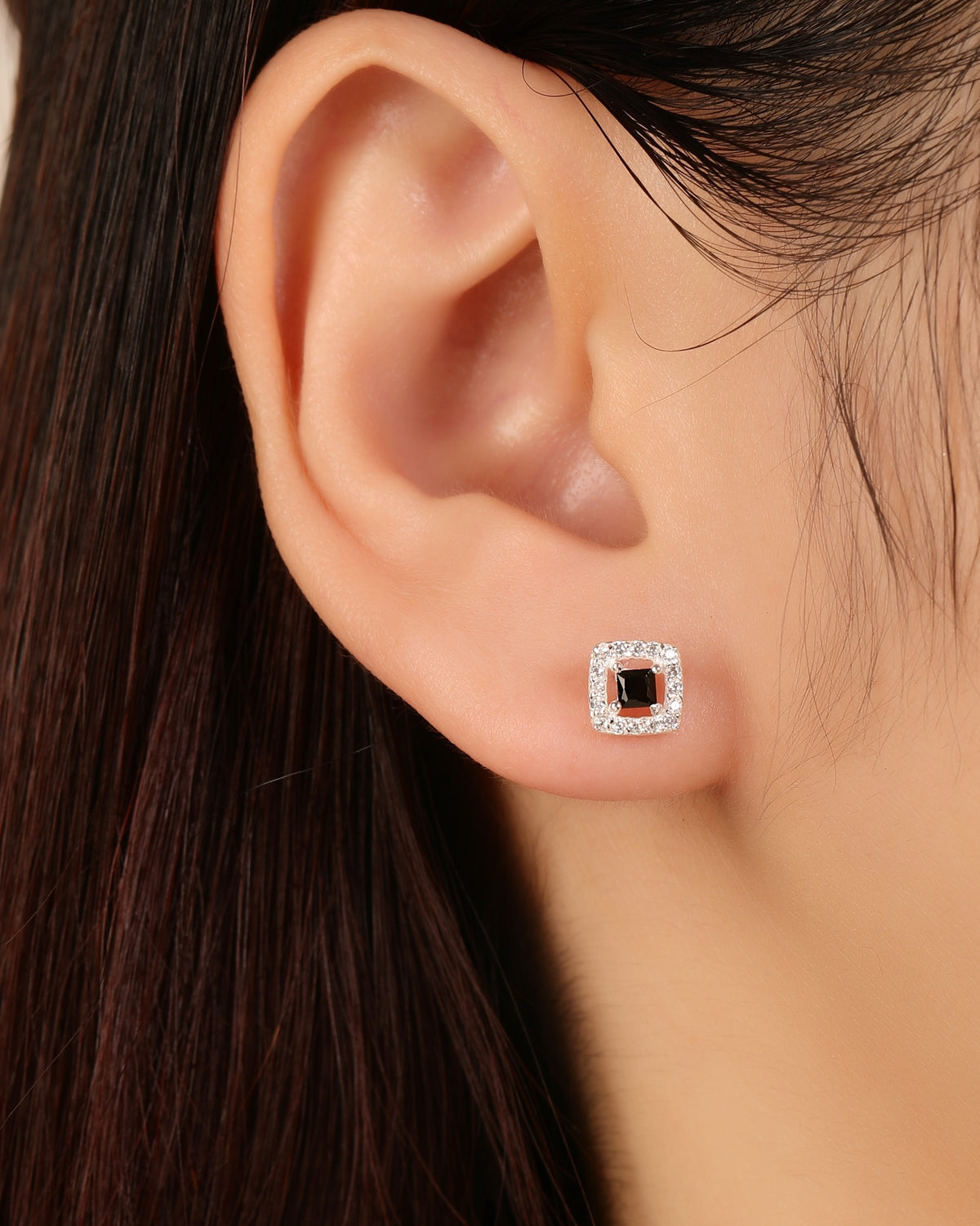 Arete halo cuadrado con circonia cuadrada central 6mm en plateado