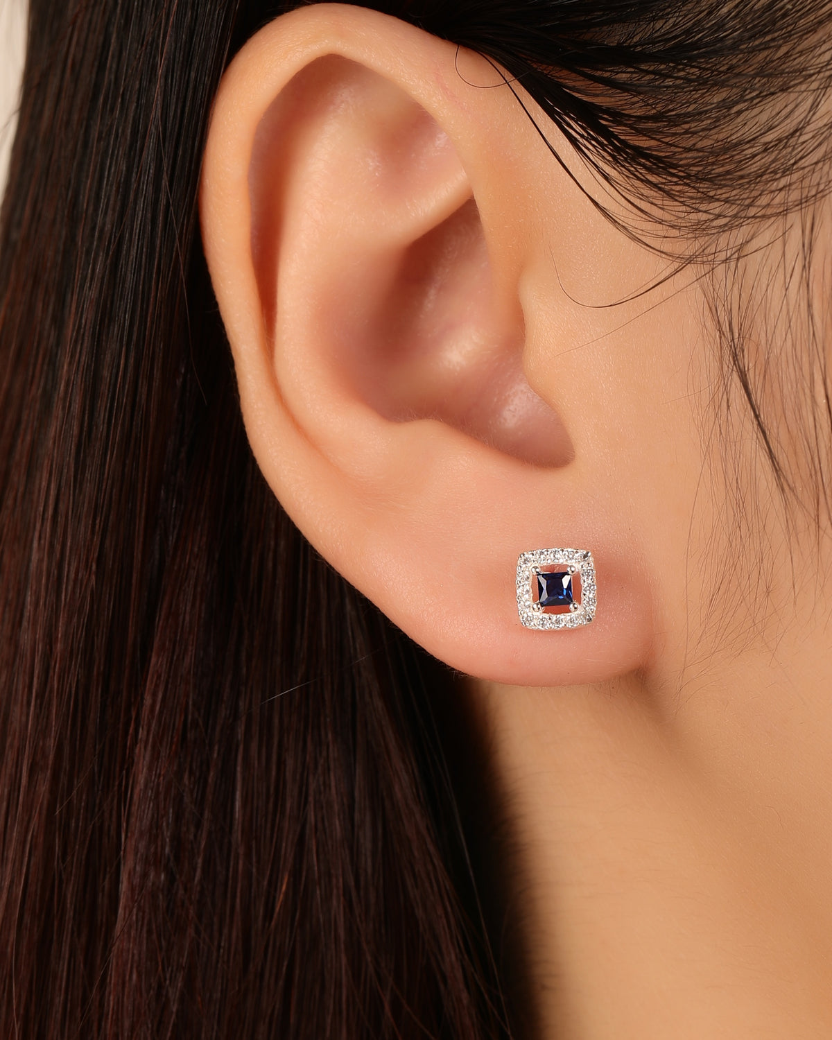 Arete halo cuadrado con circonia cuadrada central 6mm en plateado