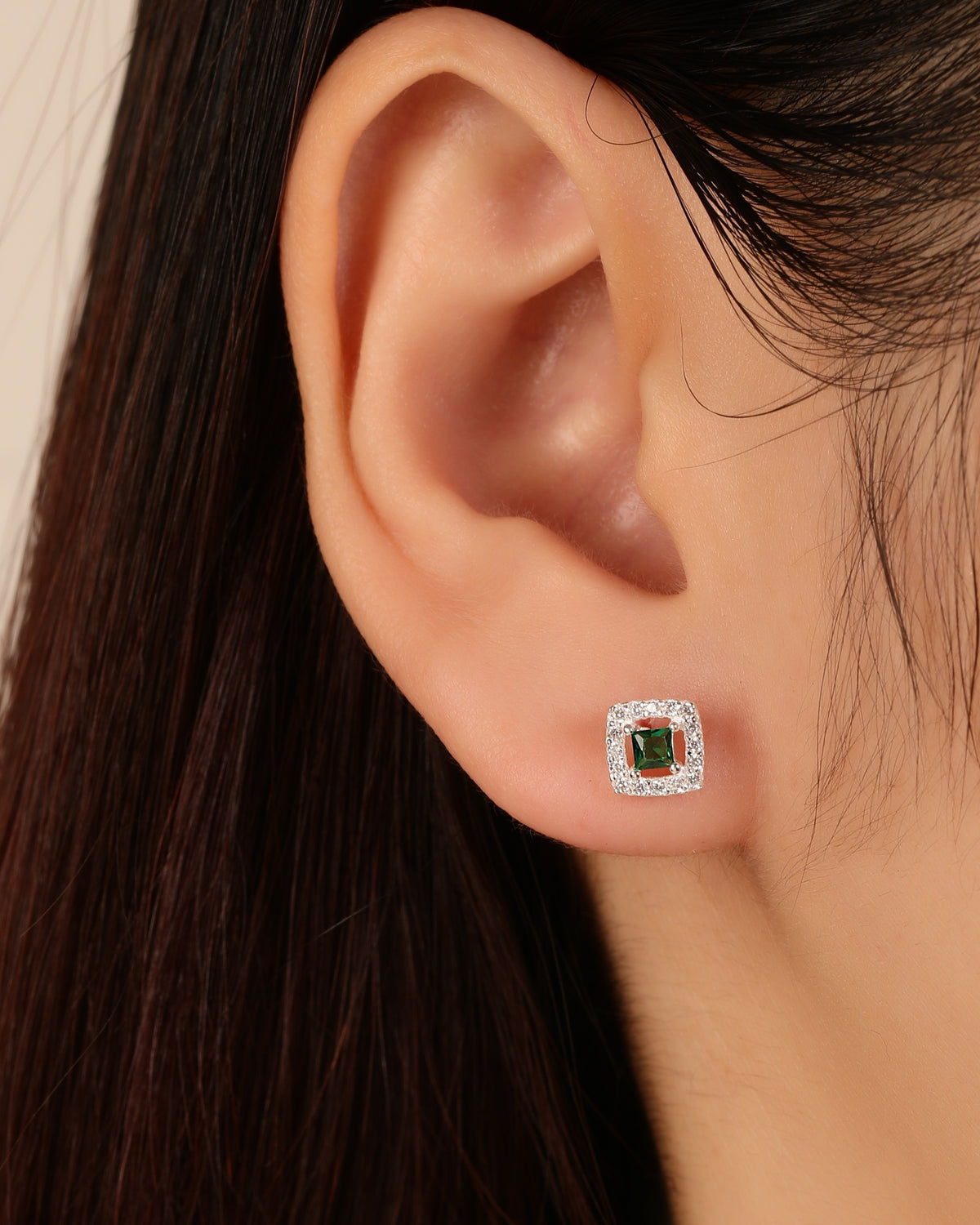 Arete halo cuadrado con circonia cuadrada central 6mm en plateado