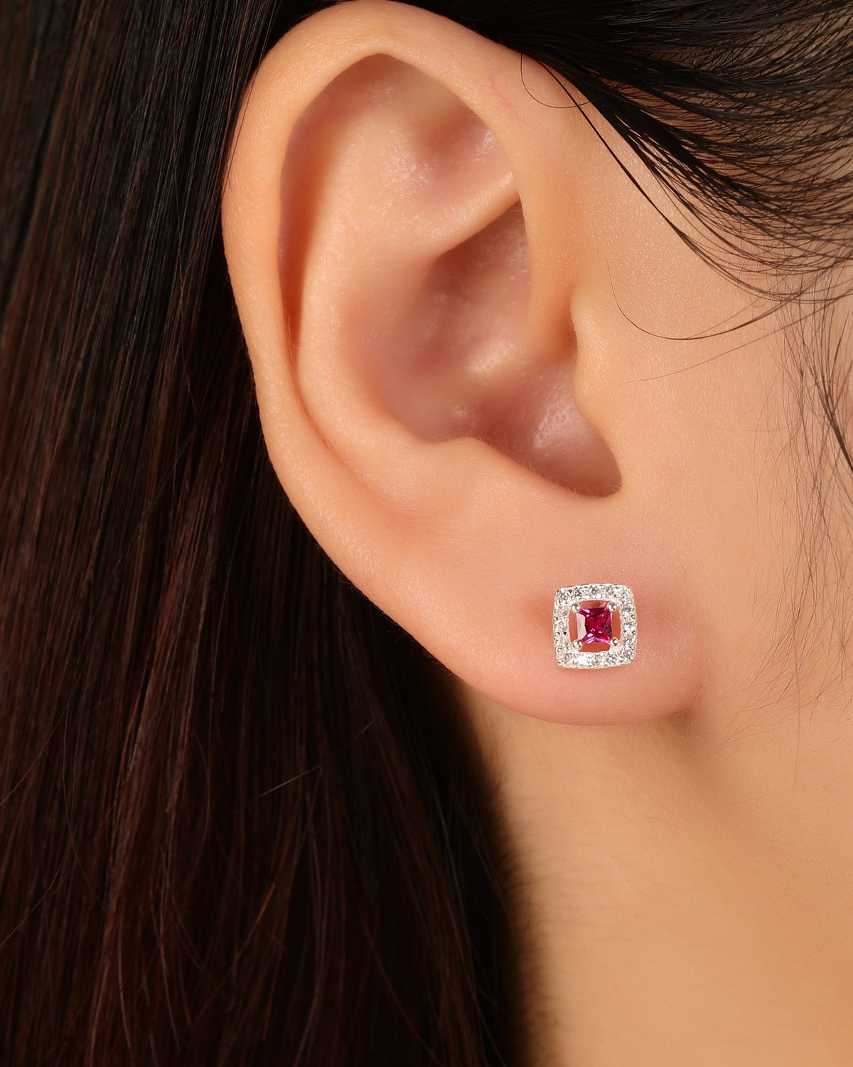 Arete halo cuadrado con circonia cuadrada central 6mm en plateado