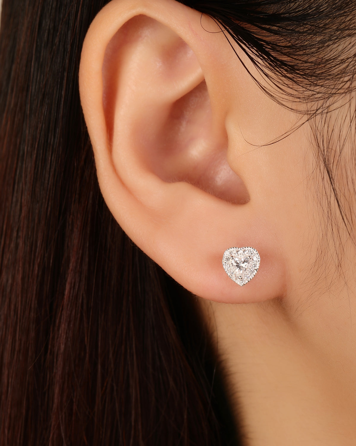 Broquel halo de corazón con circonia de corazón central 7mm en plateado