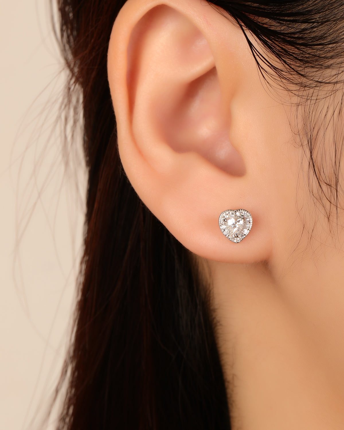 Broquel halo de corazón con circonia de corazón central 7mm en rodizado