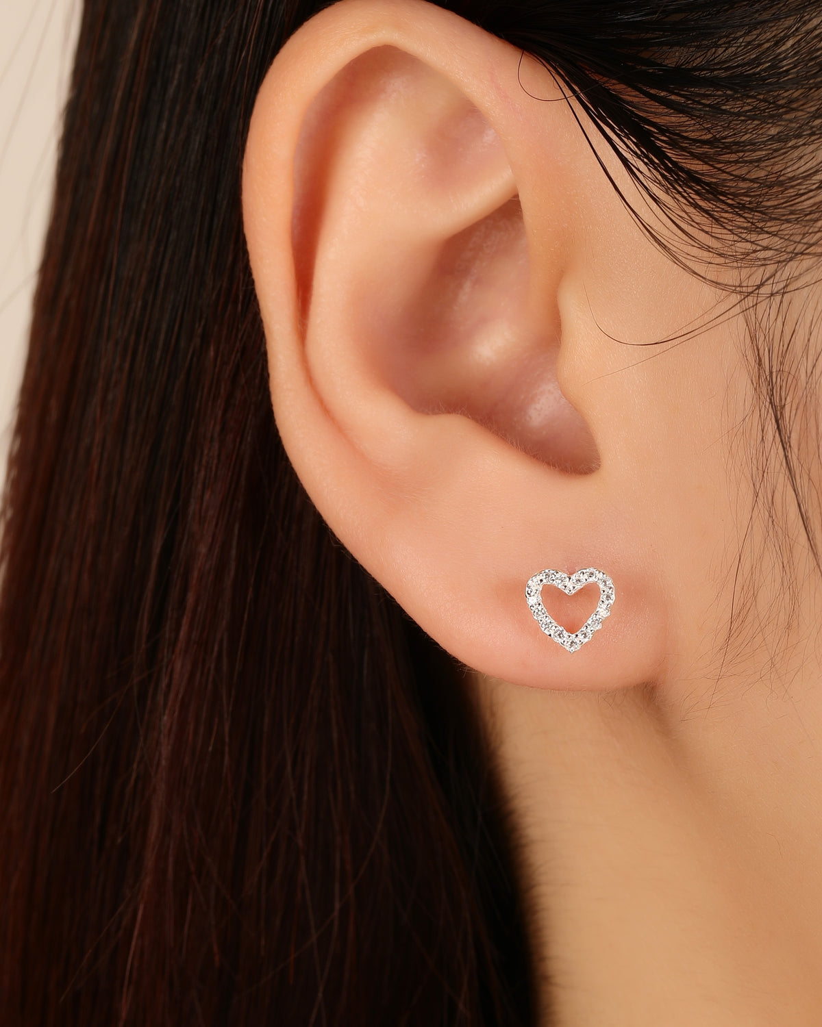 Broquel de silueta corazón con circonias 6mm en plateado