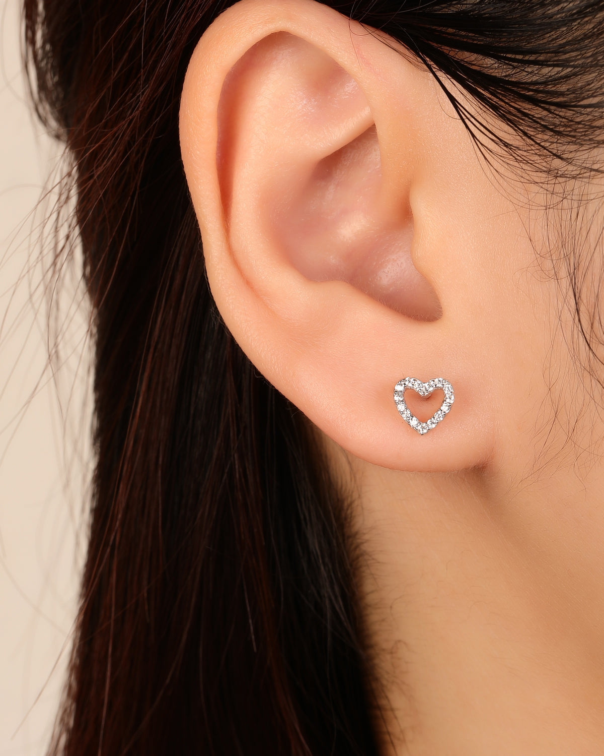 Broquel de silueta corazón con circonias 6mm en rodizado