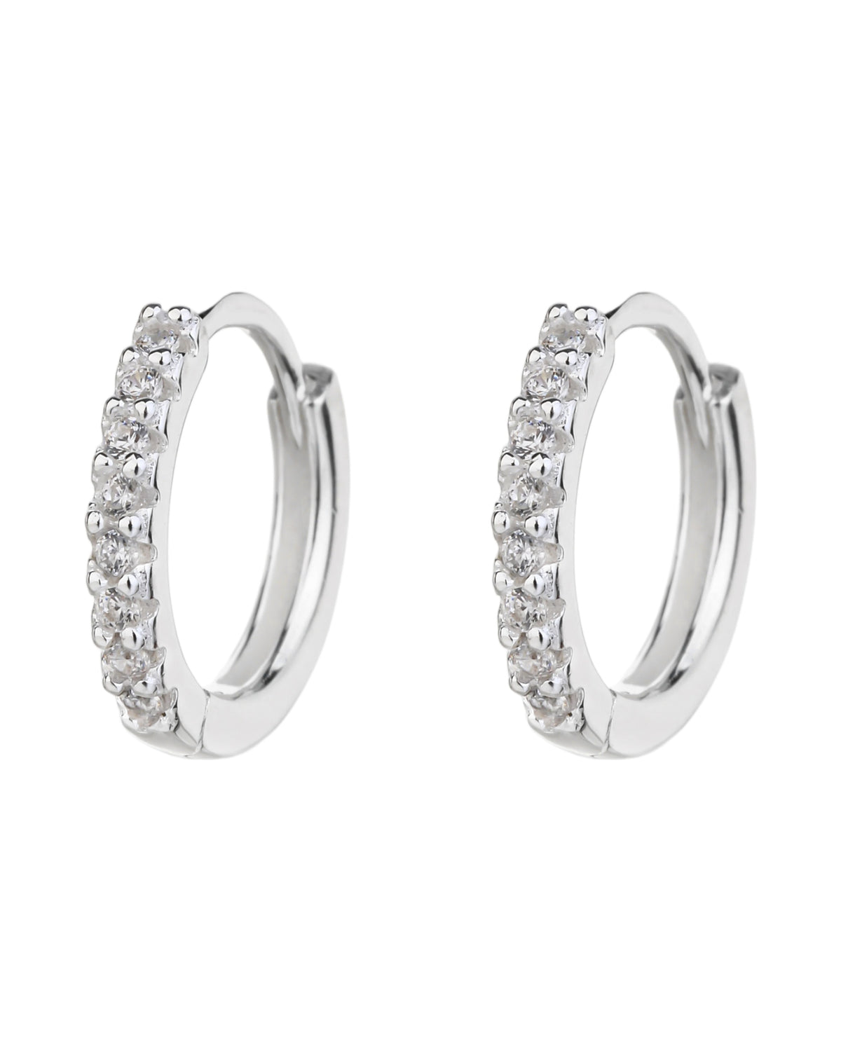 Huggie ovalado con circonias 12mm en plateado