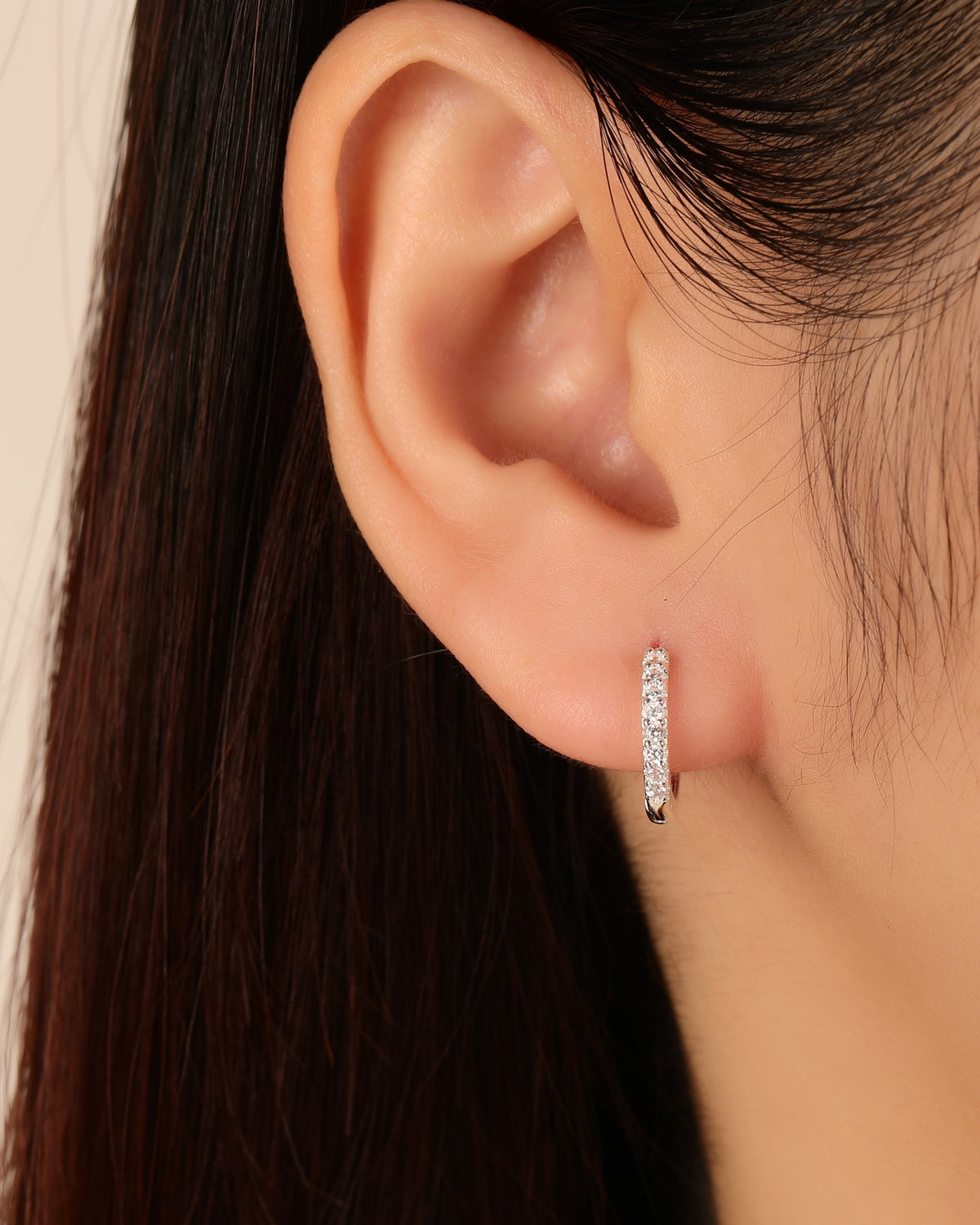Huggie ovalado con circonias 12mm en plateado
