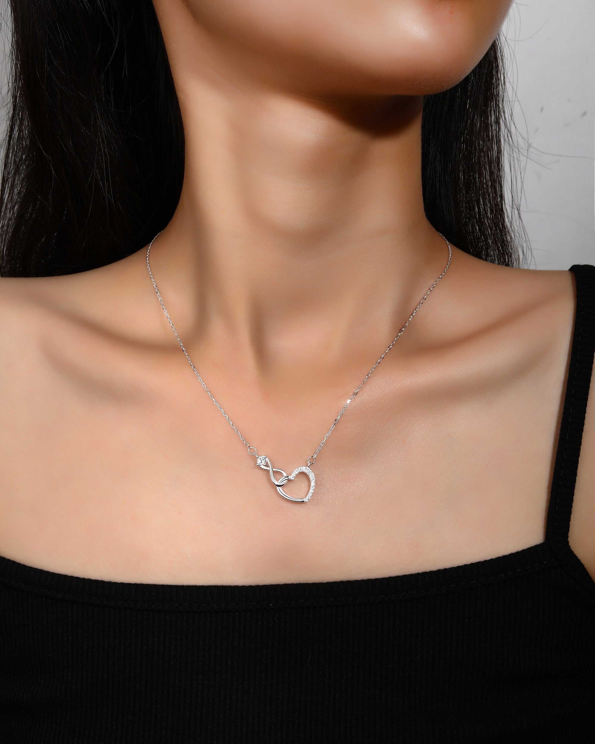 Collar sencillo de corazon e infinito con circonia blanca 45+5cm en plateado