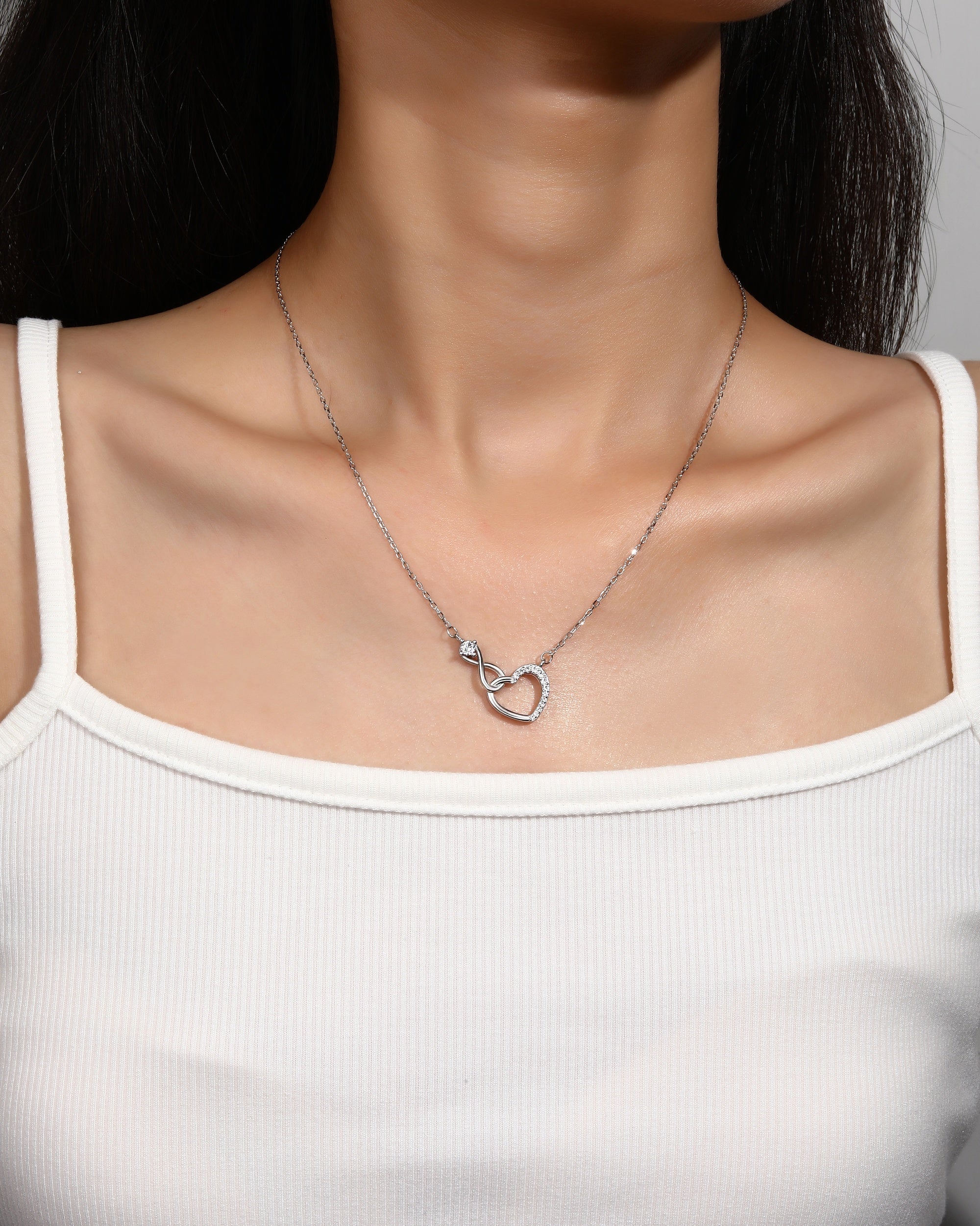 Collar sencillo de corazon e infinito con circonia blanca 45+5cm en rodizado