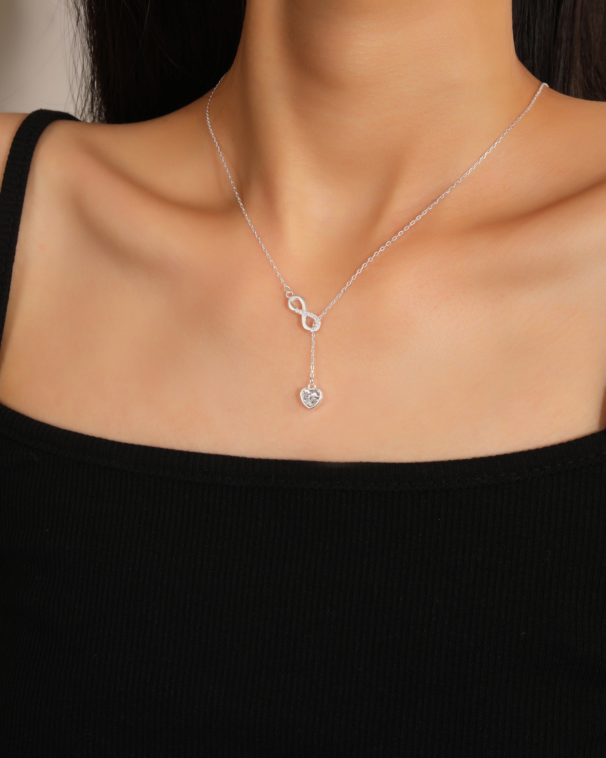 Collar sencillo de infinito y corazon colgante con circonia blanca 45+5cm en plateado