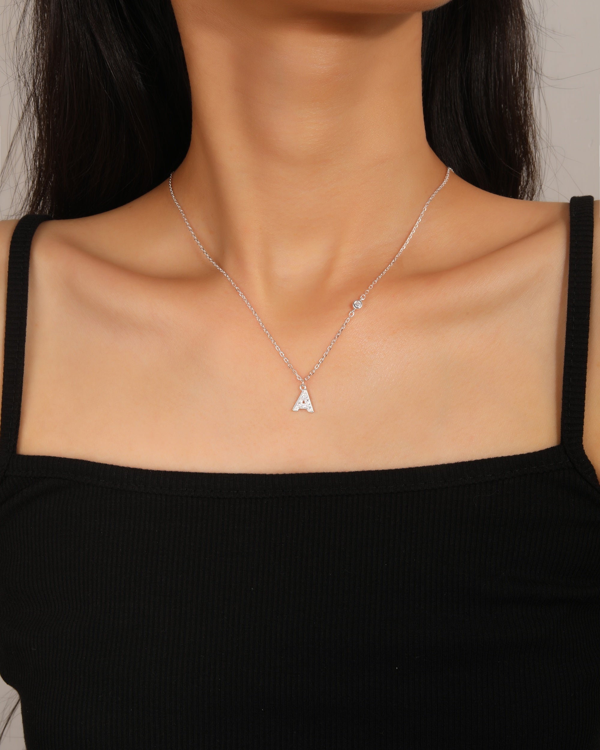 Collar con letra bisel liso con circonias blanca 45+5cm en plateado