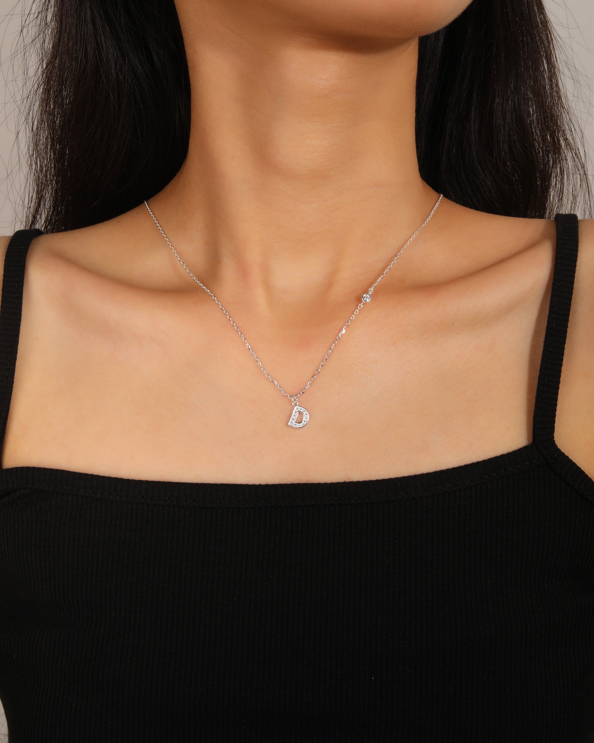 Collar con letra bisel liso con circonias blanca 45+5cm en plateado
