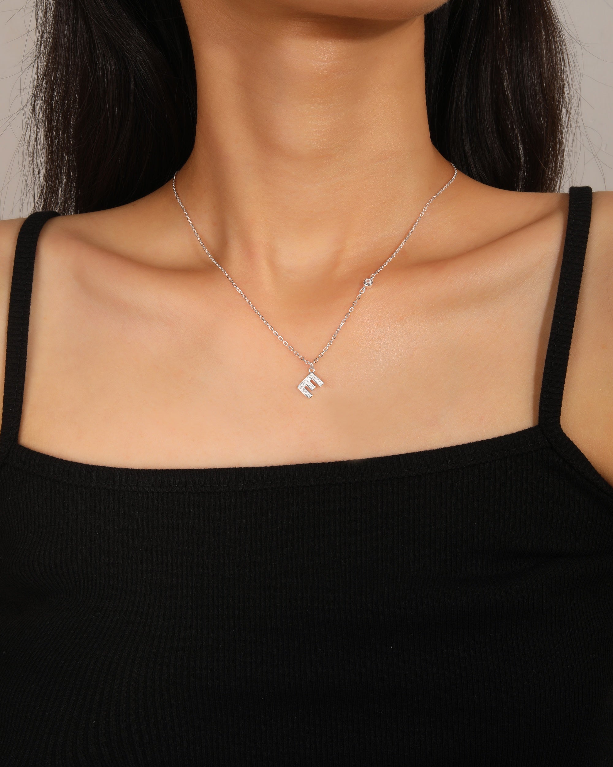 Collar con letra bisel liso con circonias blanca 45+5cm en plateado