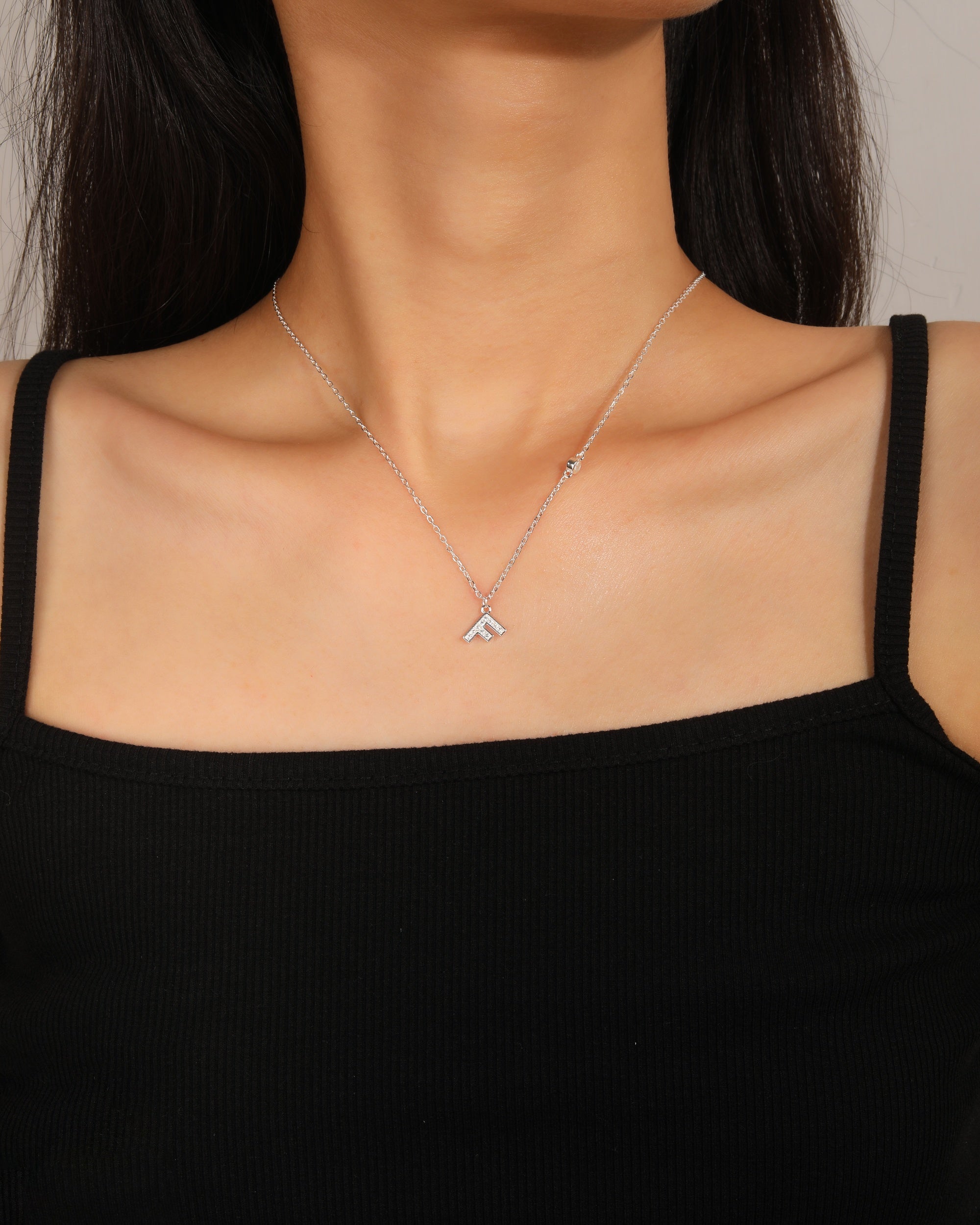 Collar con letra bisel liso con circonias blanca 45+5cm en plateado