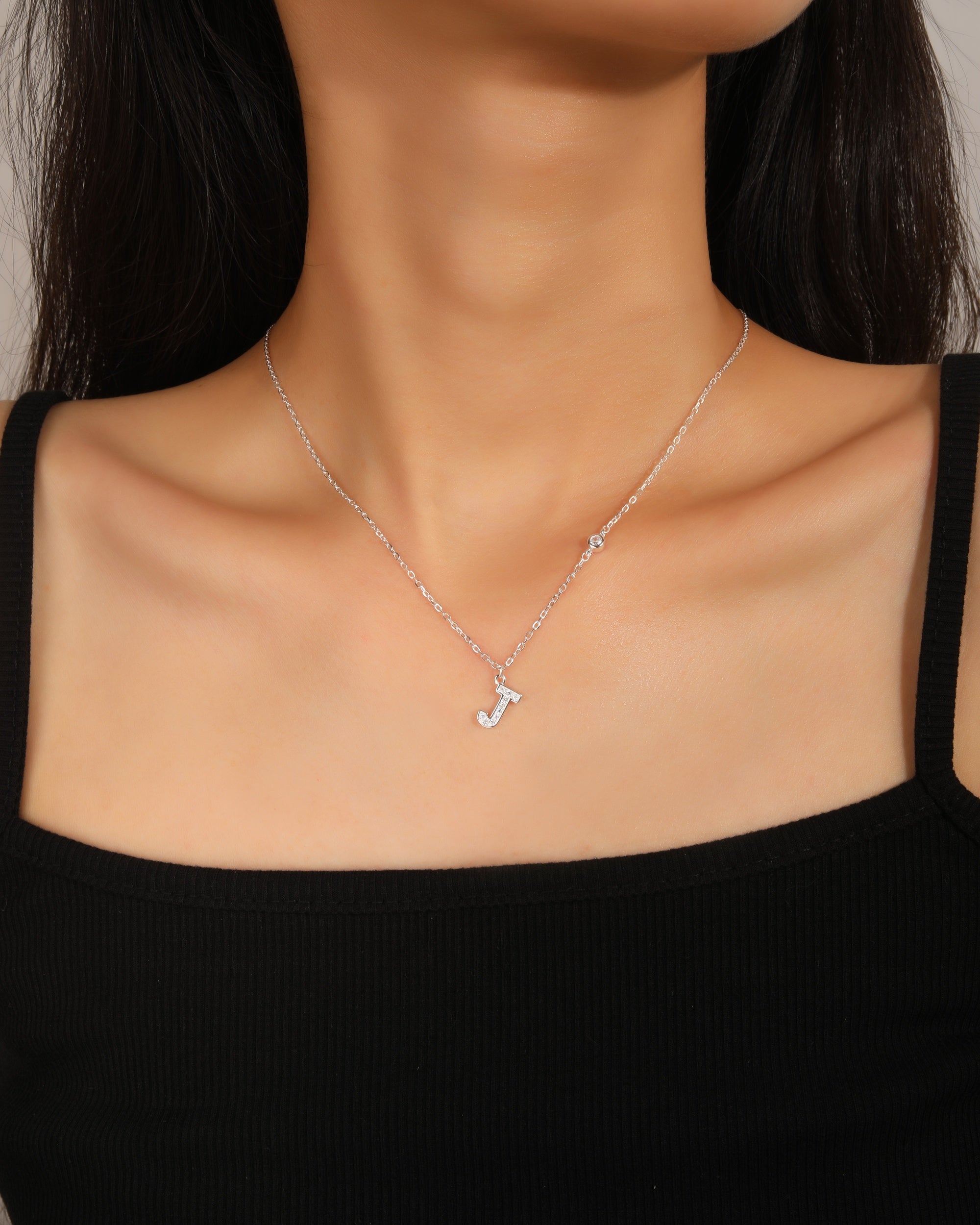 Collar con letra bisel liso con circonias blanca 45+5cm en plateado