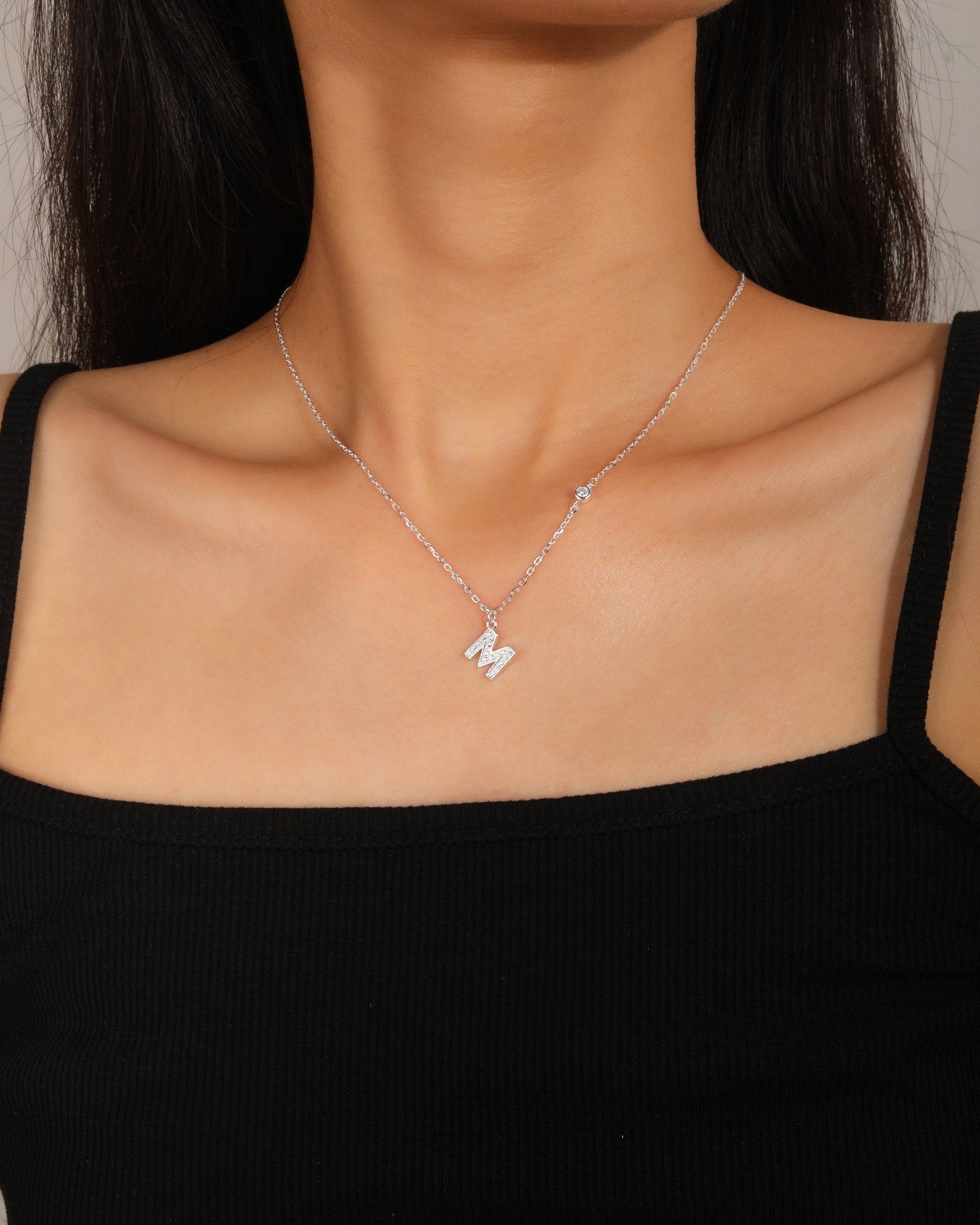 Collar con letra bisel liso con circonias blanca 45+5cm en plateado