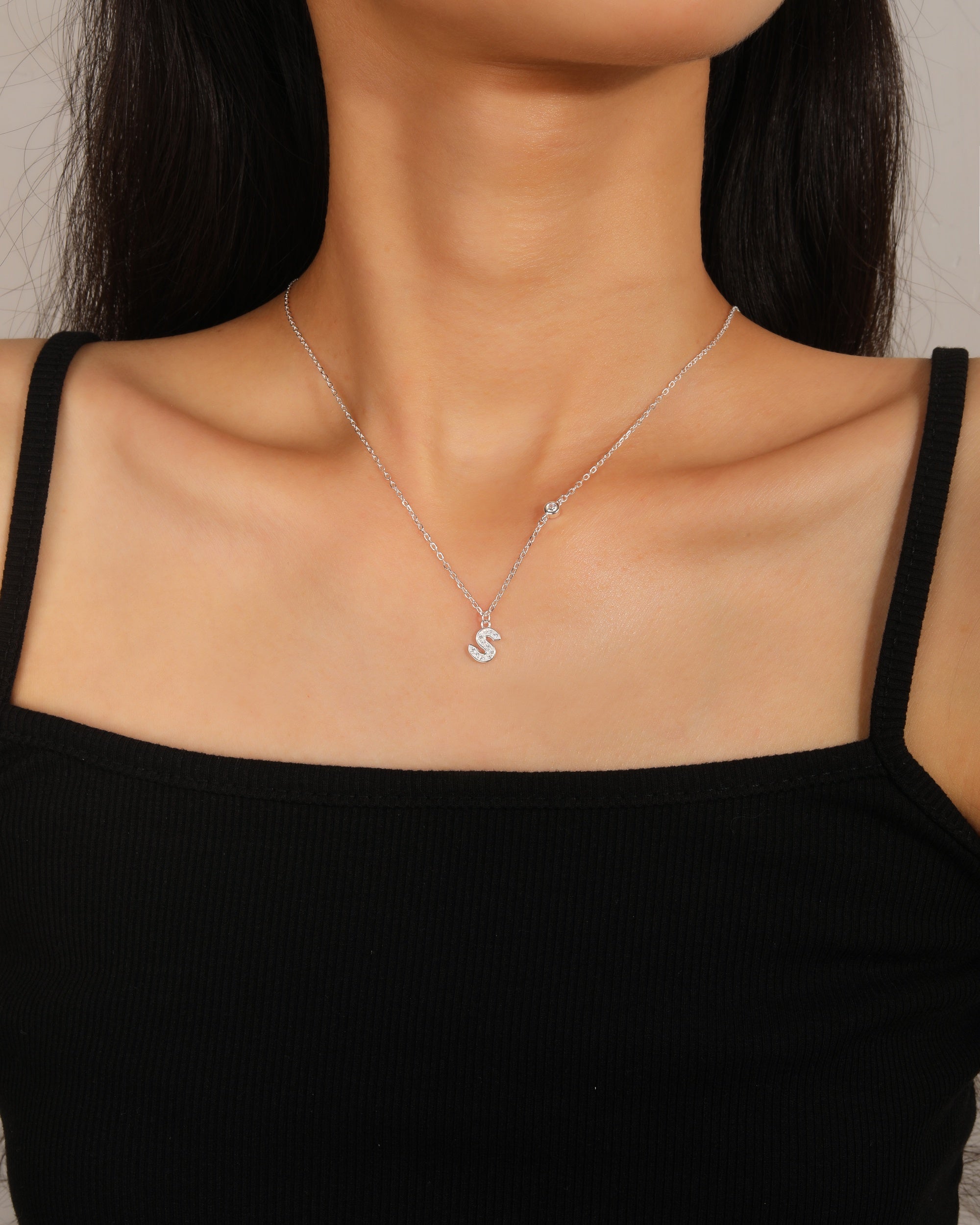 Collar con letra bisel liso con circonias blanca 45+5cm en plateado
