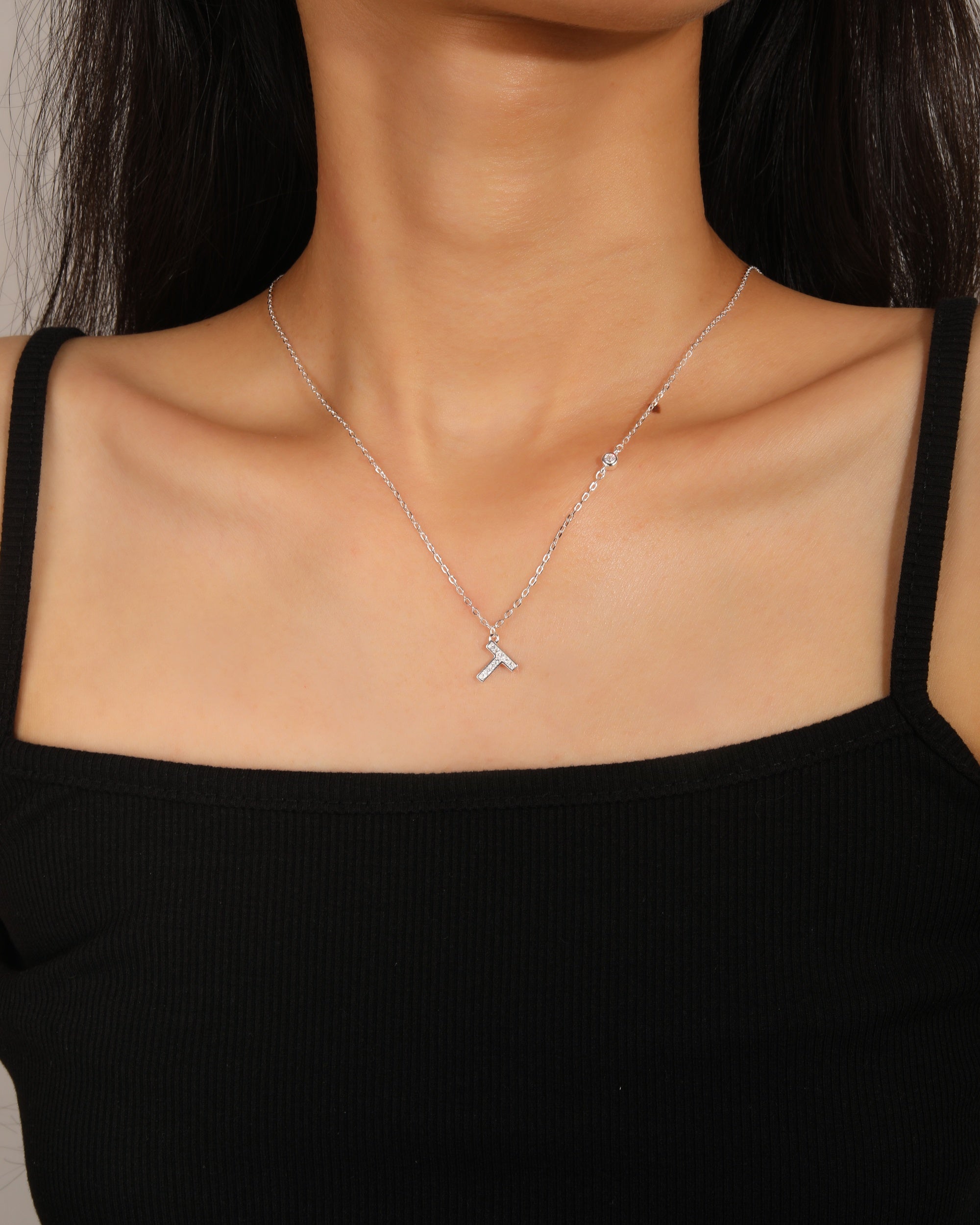 Collar con letra bisel liso con circonias blanca 45+5cm en plateado