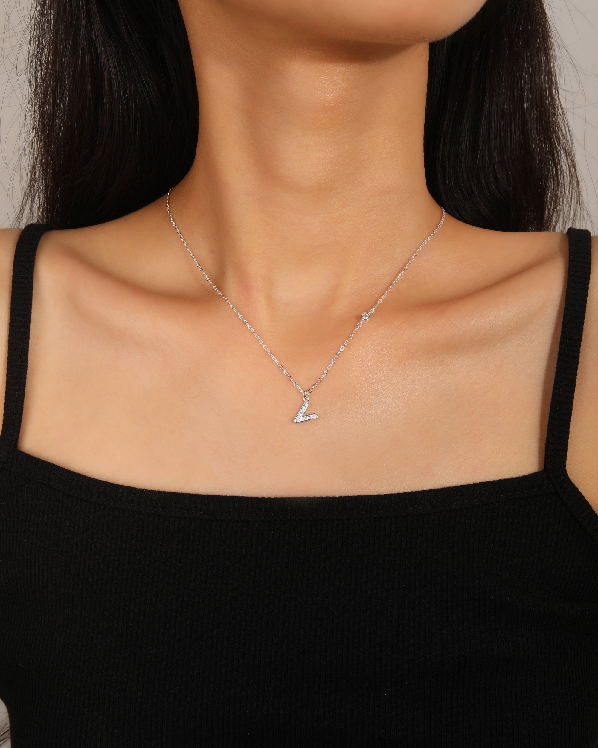 Collar con letra bisel liso con circonias blanca 45+5cm en plateado