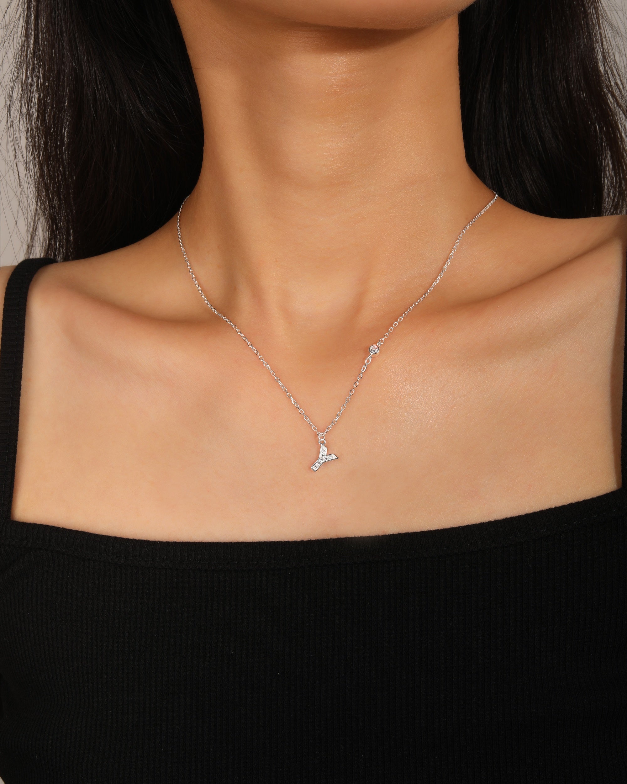Collar con letra bisel liso con circonias blanca 45+5cm en plateado