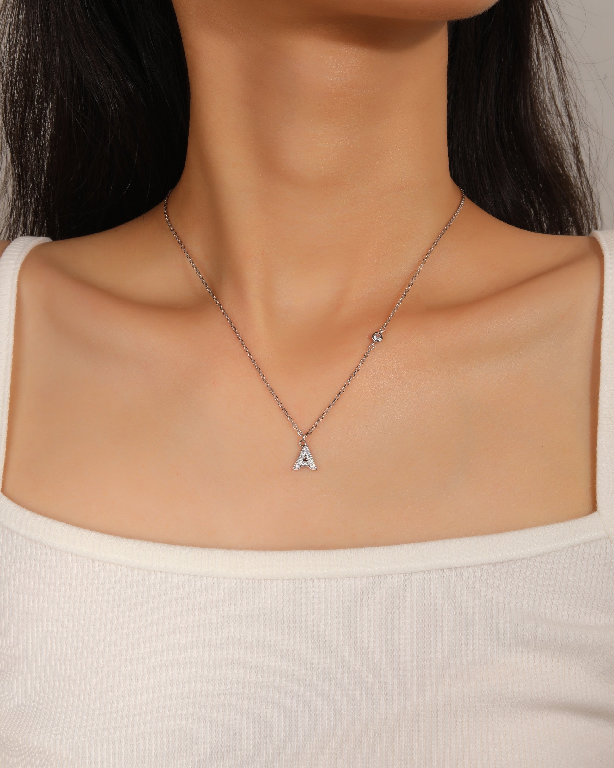 Collar con letra a bisel liso con circonias blanca 45+5cm en rodizado
