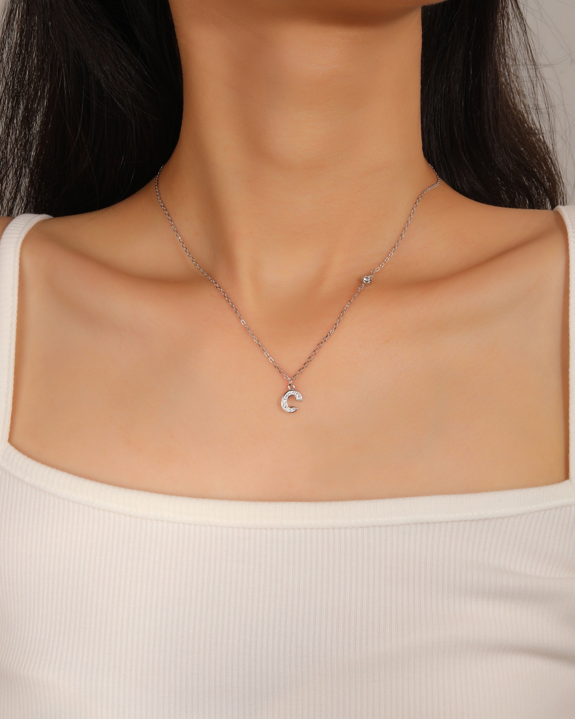 Collar con letra a bisel liso con circonias blanca 45+5cm en rodizado