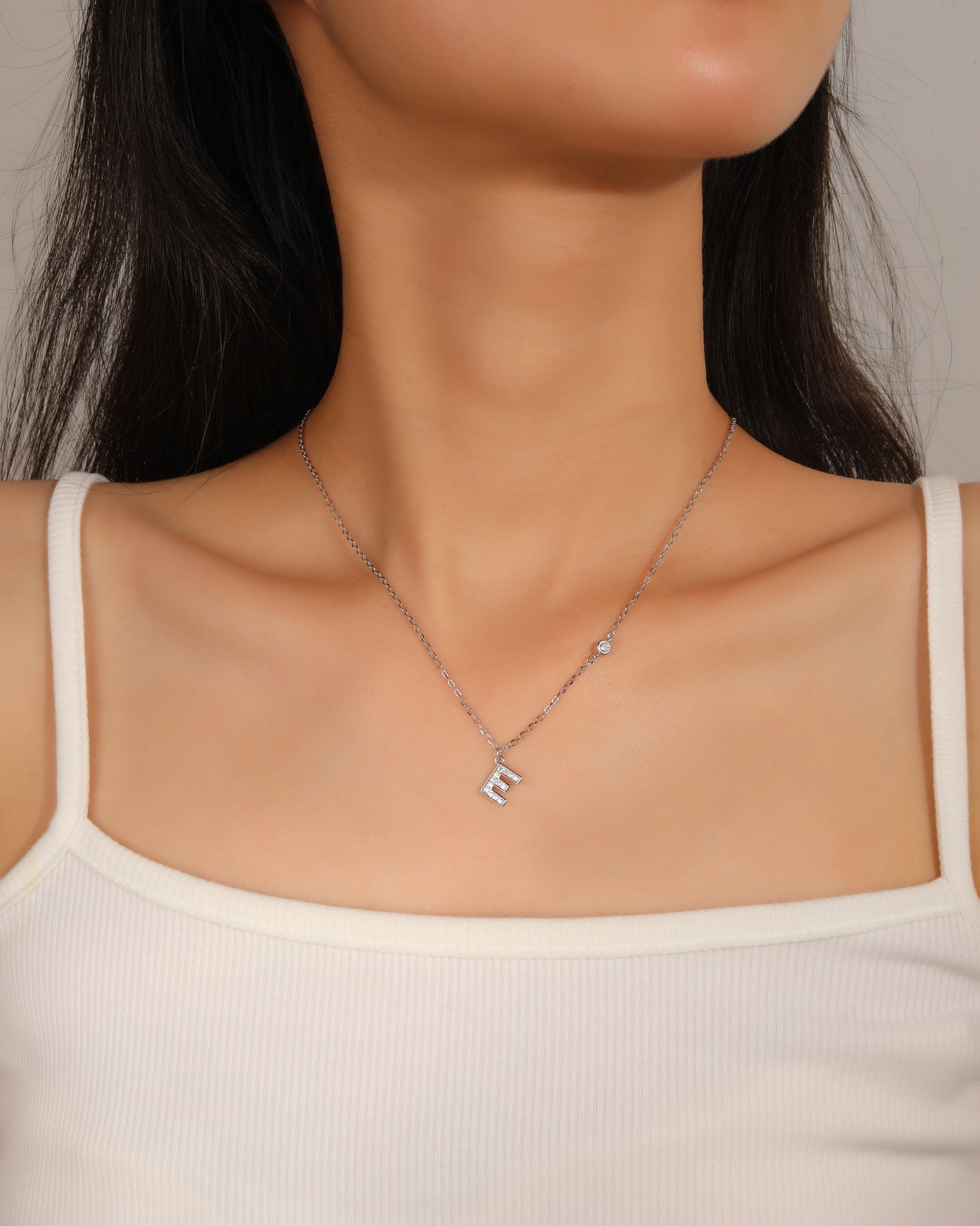 Collar con letra a bisel liso con circonias blanca 45+5cm en rodizado