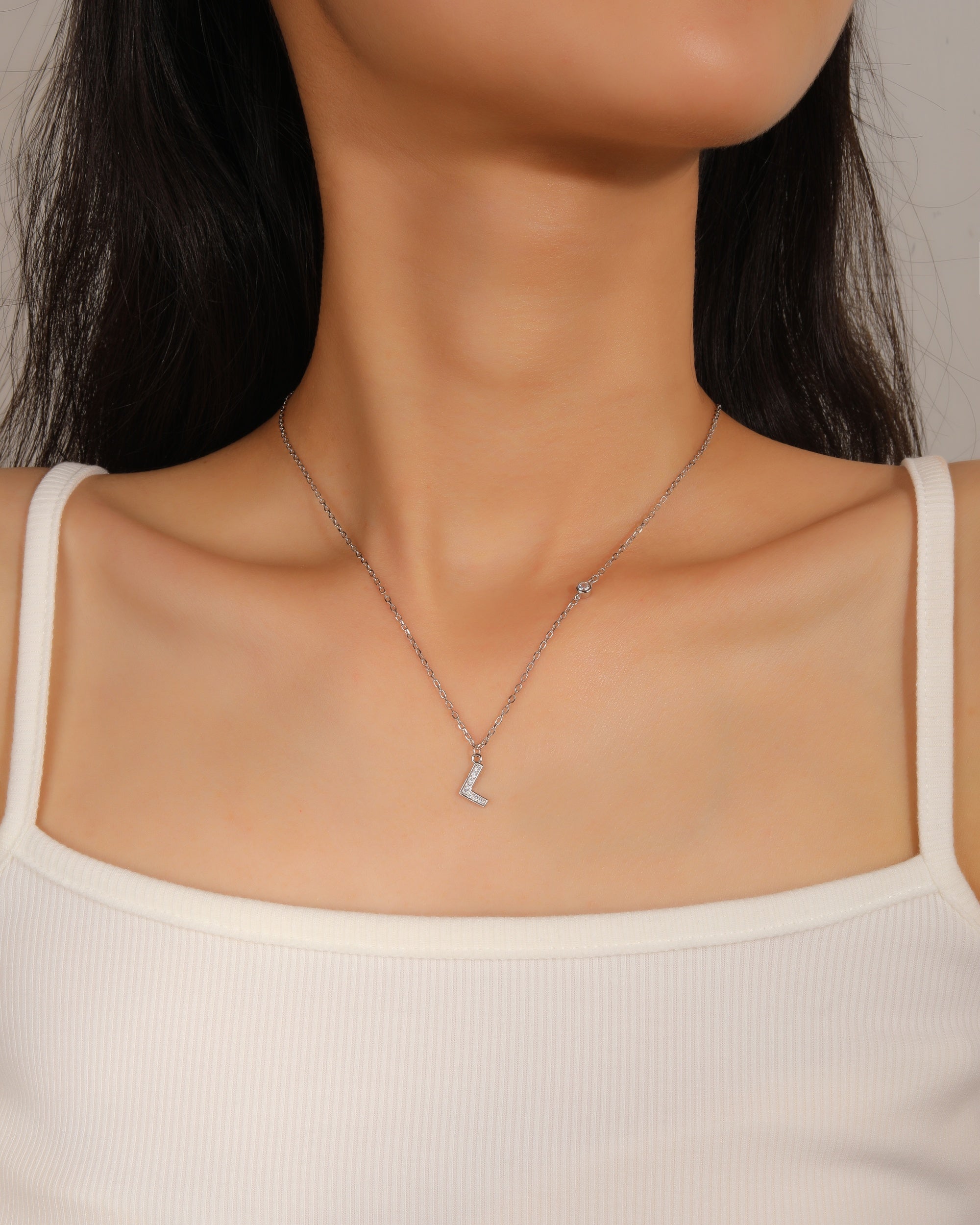 Collar con letra a bisel liso con circonias blanca 45+5cm en rodizado