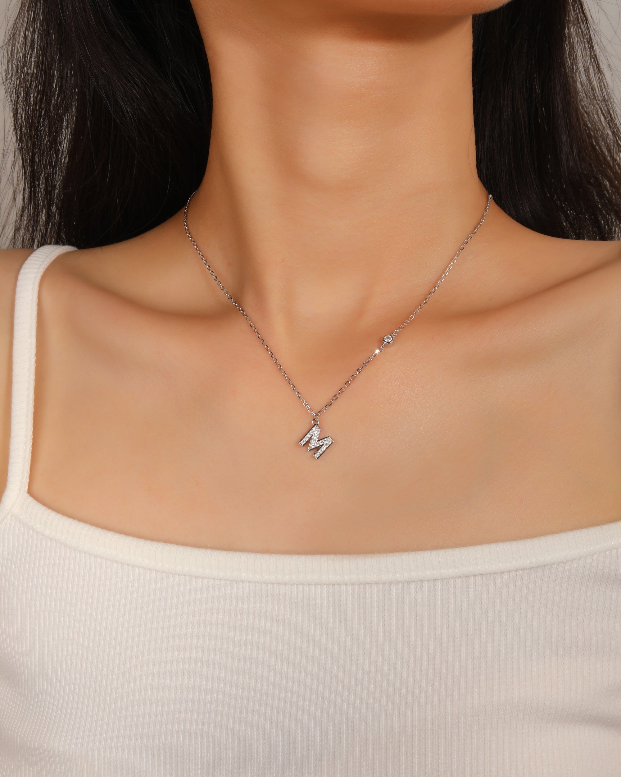 Collar con letra a bisel liso con circonias blanca 45+5cm en rodizado