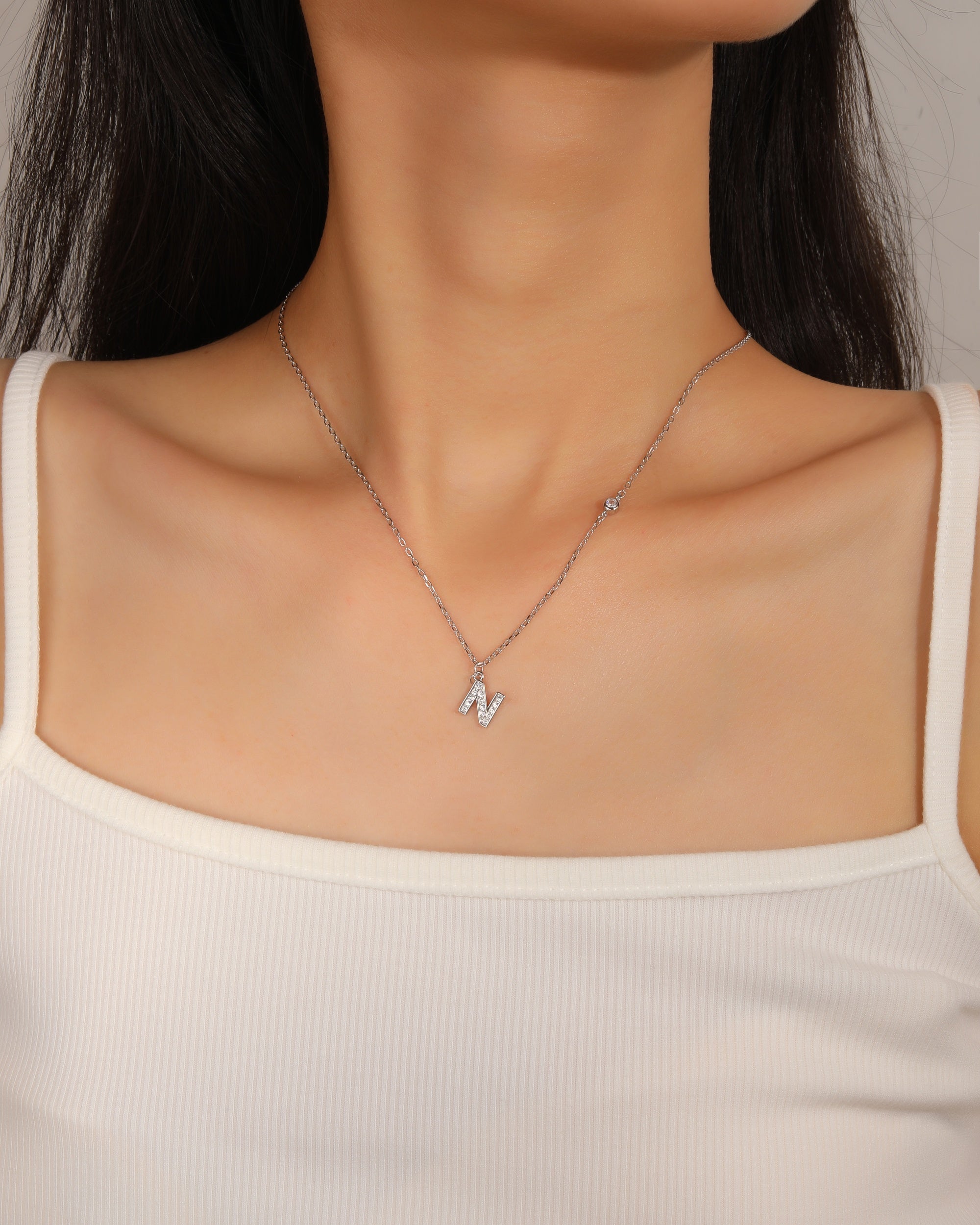 Collar con letra a bisel liso con circonias blanca 45+5cm en rodizado