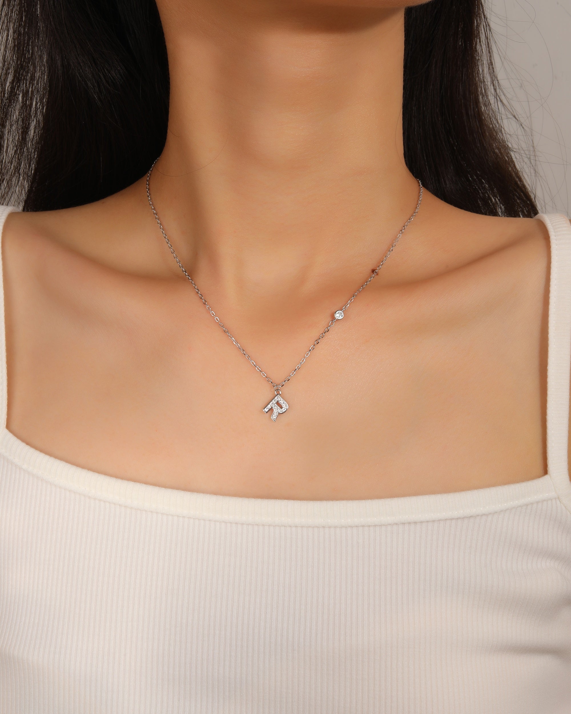 Collar con letra a bisel liso con circonias blanca 45+5cm en rodizado