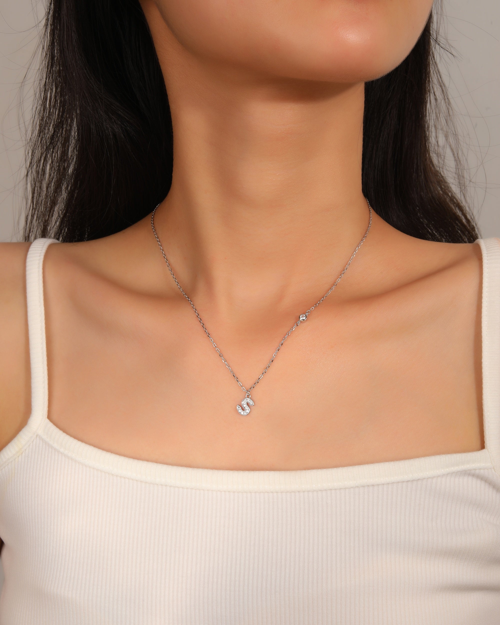 Collar con letra a bisel liso con circonias blanca 45+5cm en rodizado