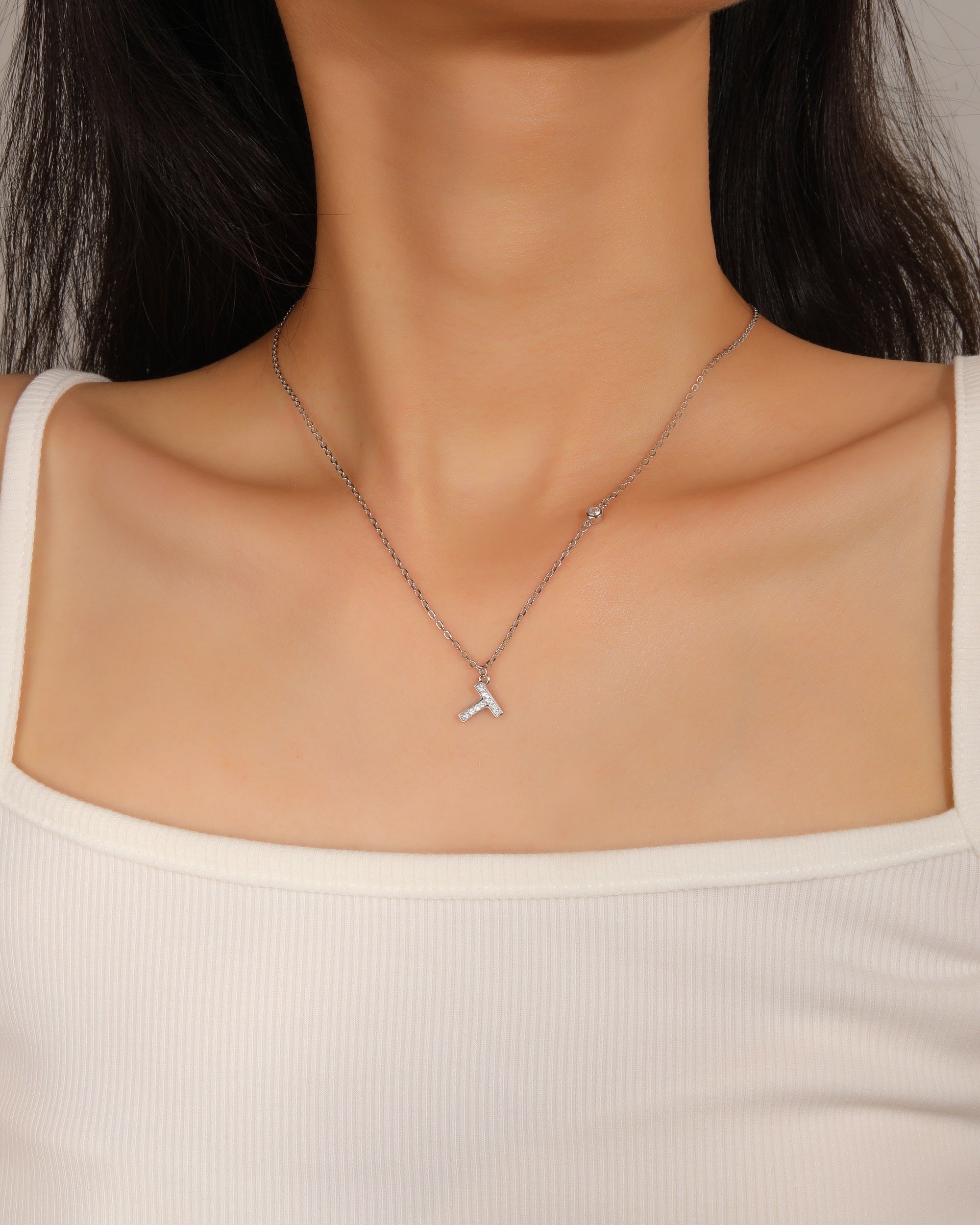 Collar con letra a bisel liso con circonias blanca 45+5cm en rodizado
