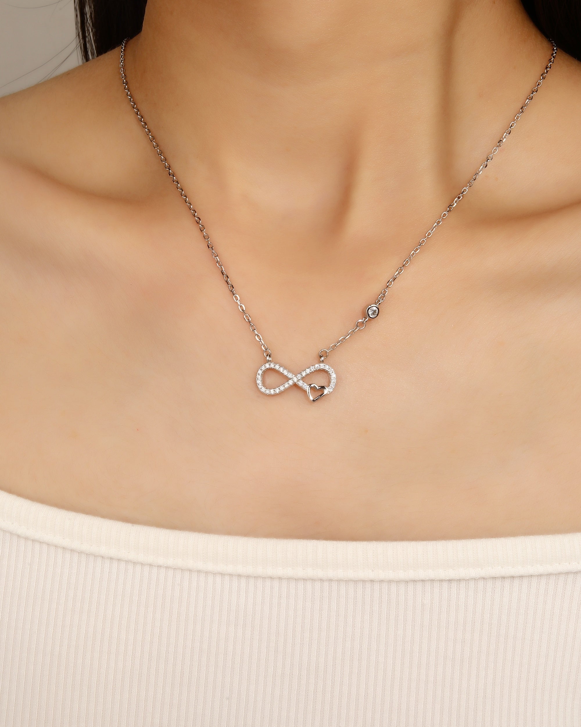 Collar de infinito/corazon con circonia blanca 45+5cm en rodizado