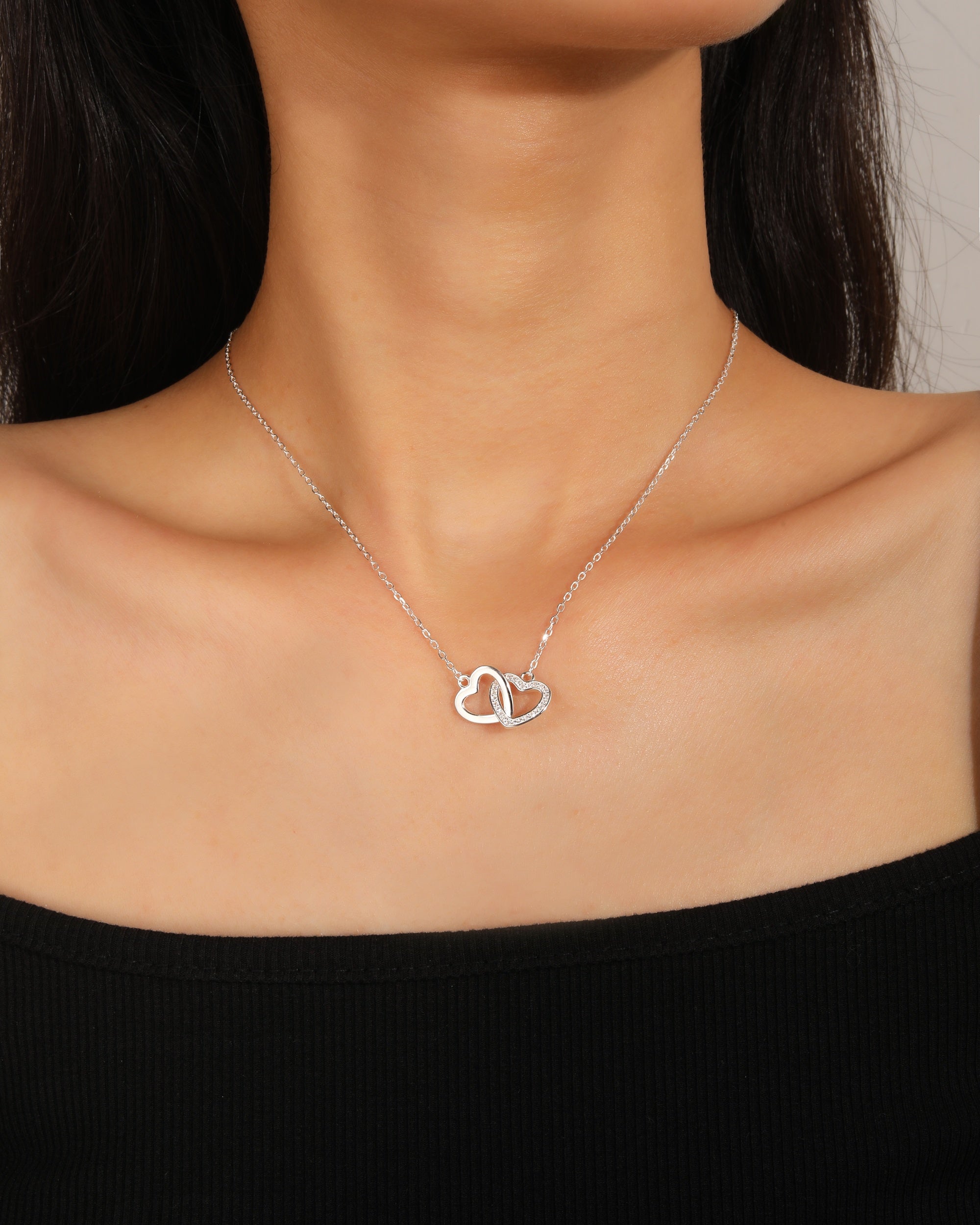 Collar sencillo de corazon entrelazados con circonias blanca 45+5cm en plateado