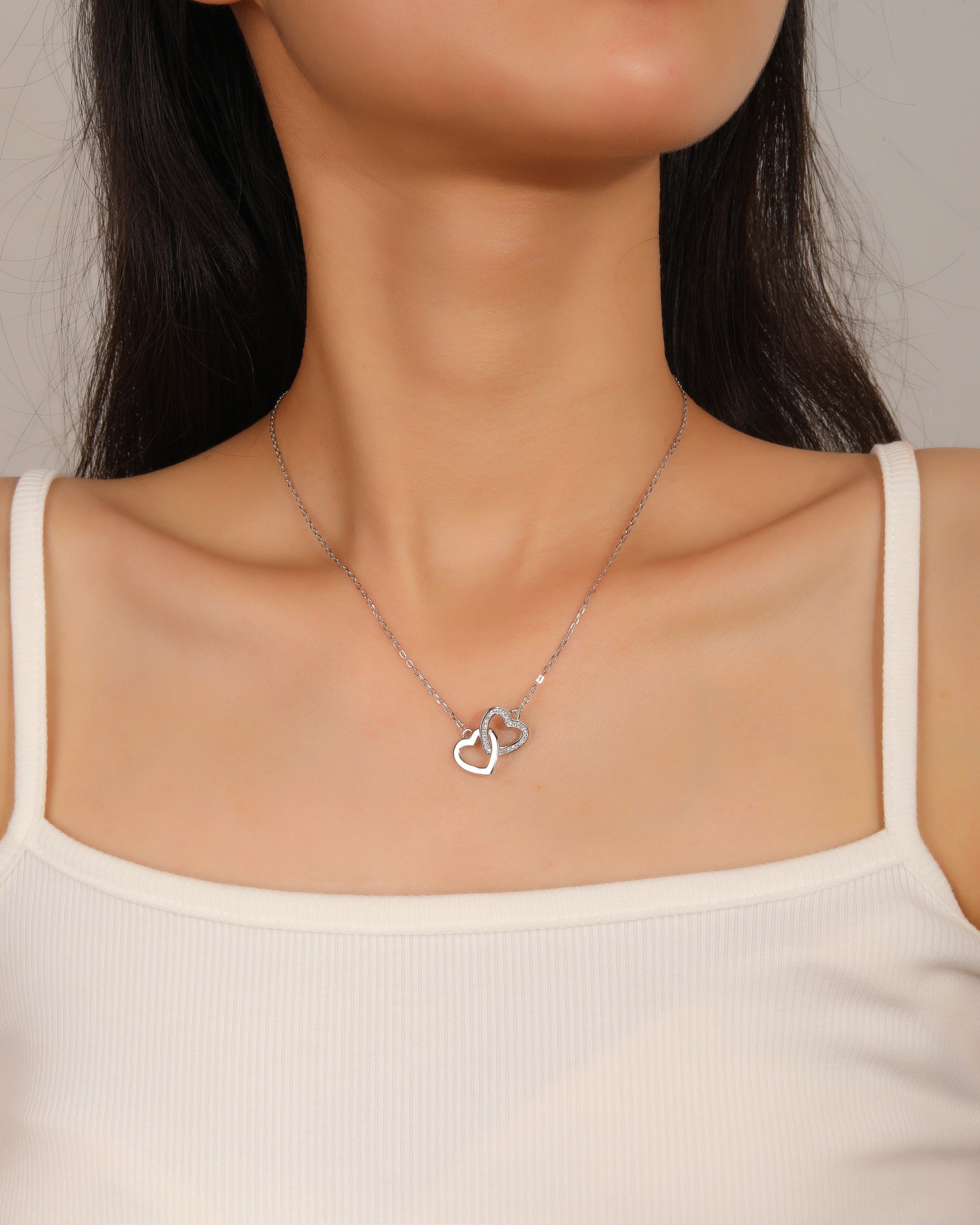 Collar sencillo de corazon entrelazados con circonias blanca 45+5cm en rodizado