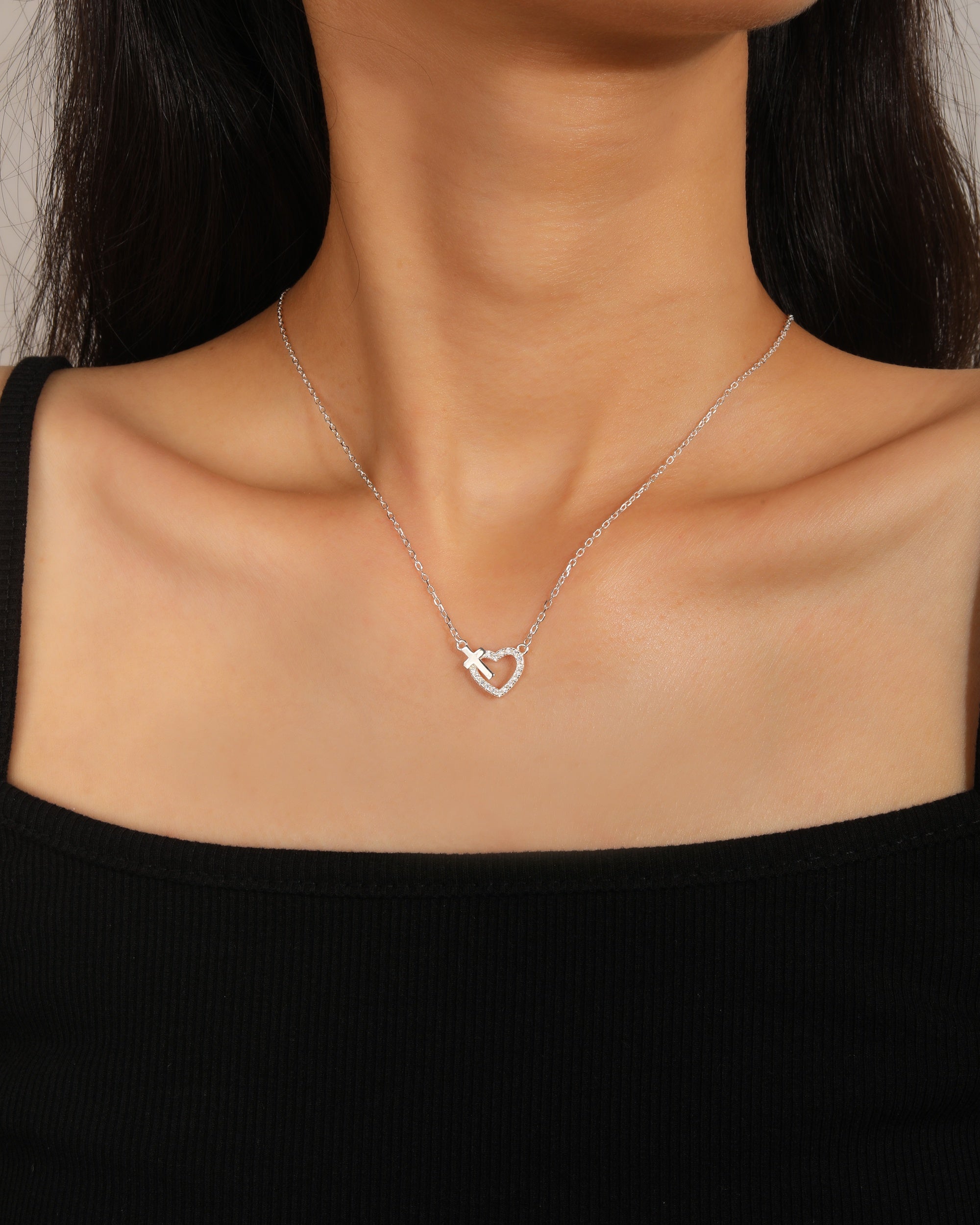 Collar sencillo de Cruz y corazon con circonias blanca 45+5cm en plateado