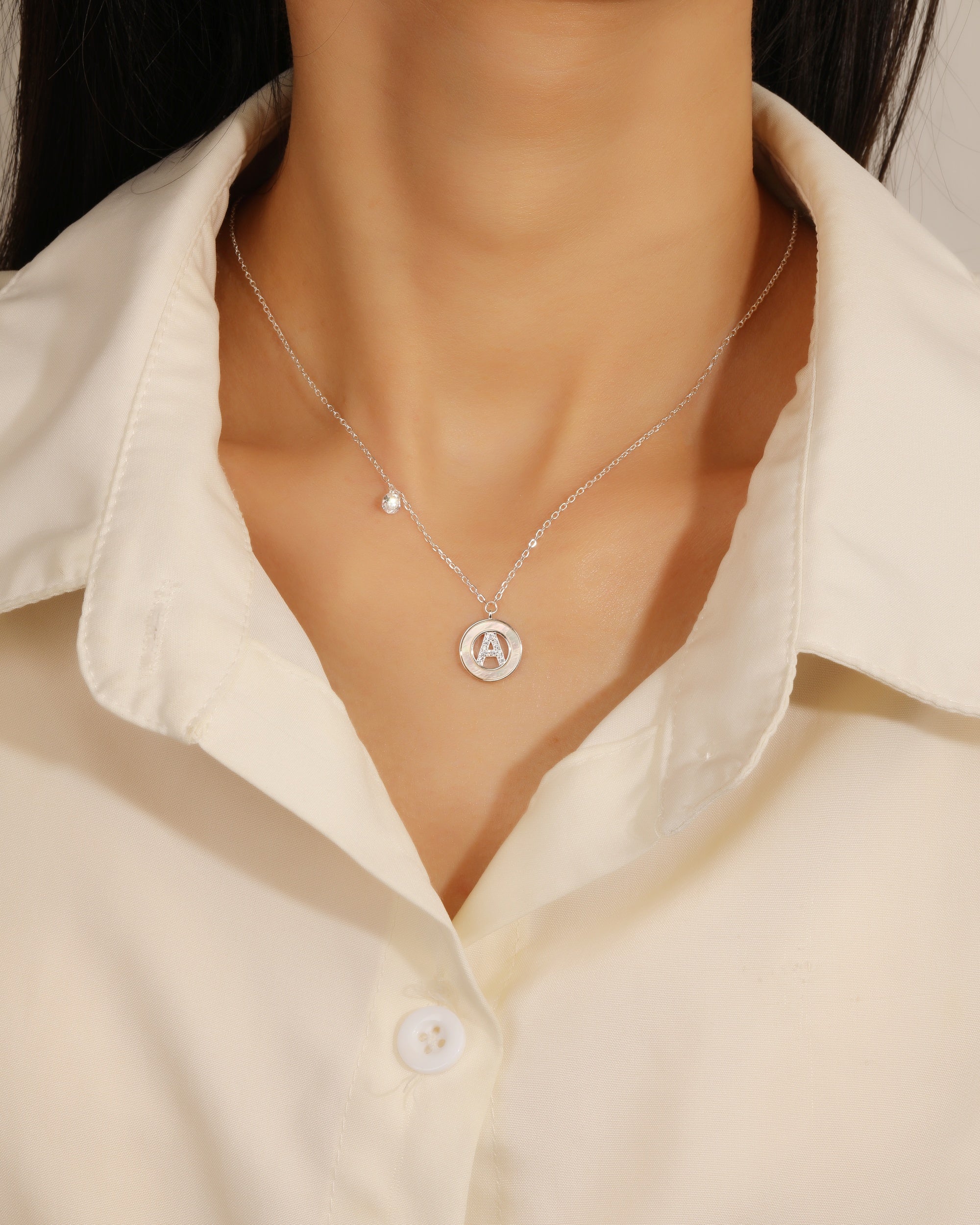 Collar de letra madre perla con circonia blanca 45+5cm en plateado