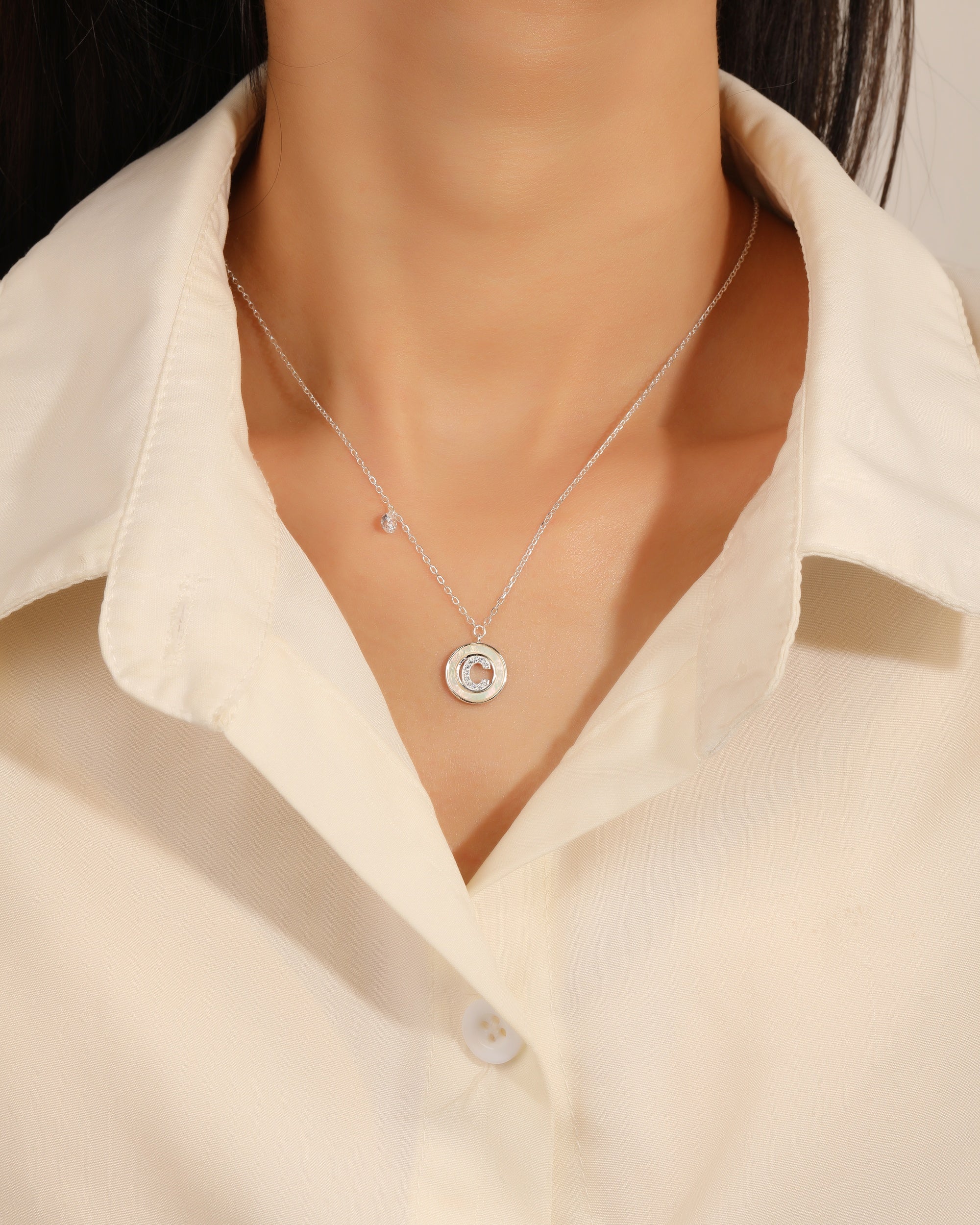 Collar de letra madre perla con circonia blanca 45+5cm en plateado