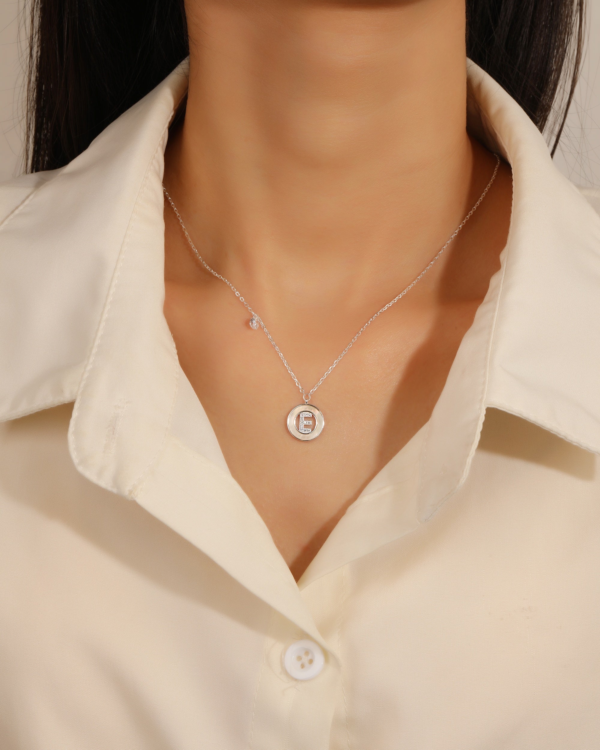 Collar de letra madre perla con circonia blanca 45+5cm en plateado