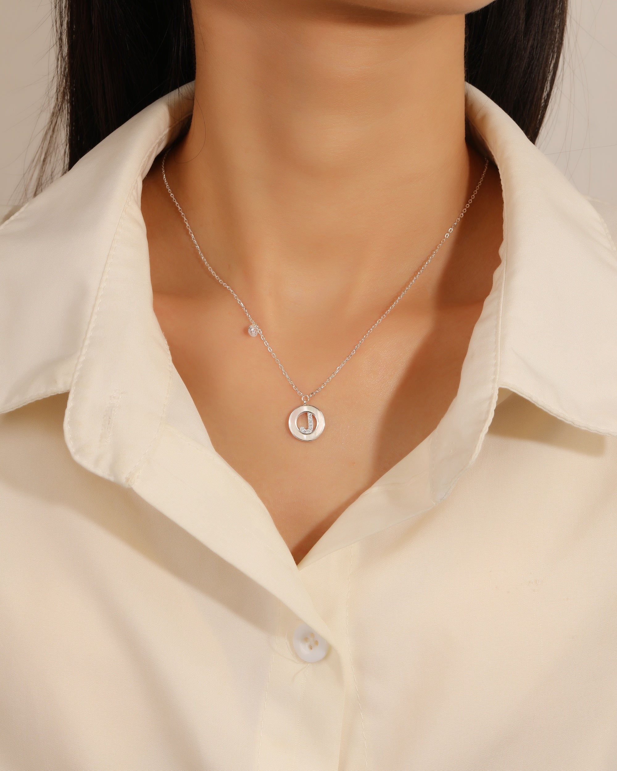 Collar de letra madre perla con circonia blanca 45+5cm en plateado