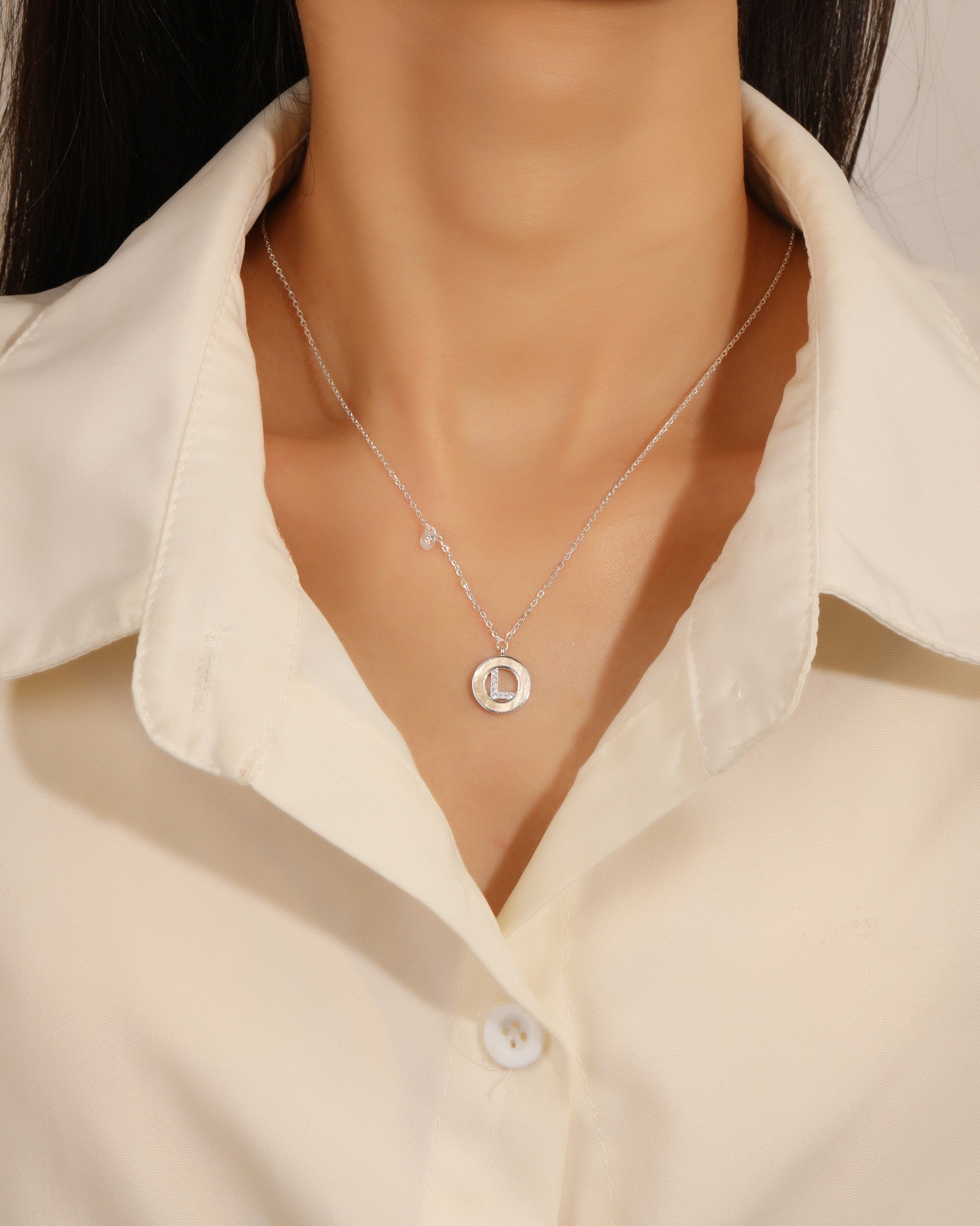Collar de letra madre perla con circonia blanca 45+5cm en plateado