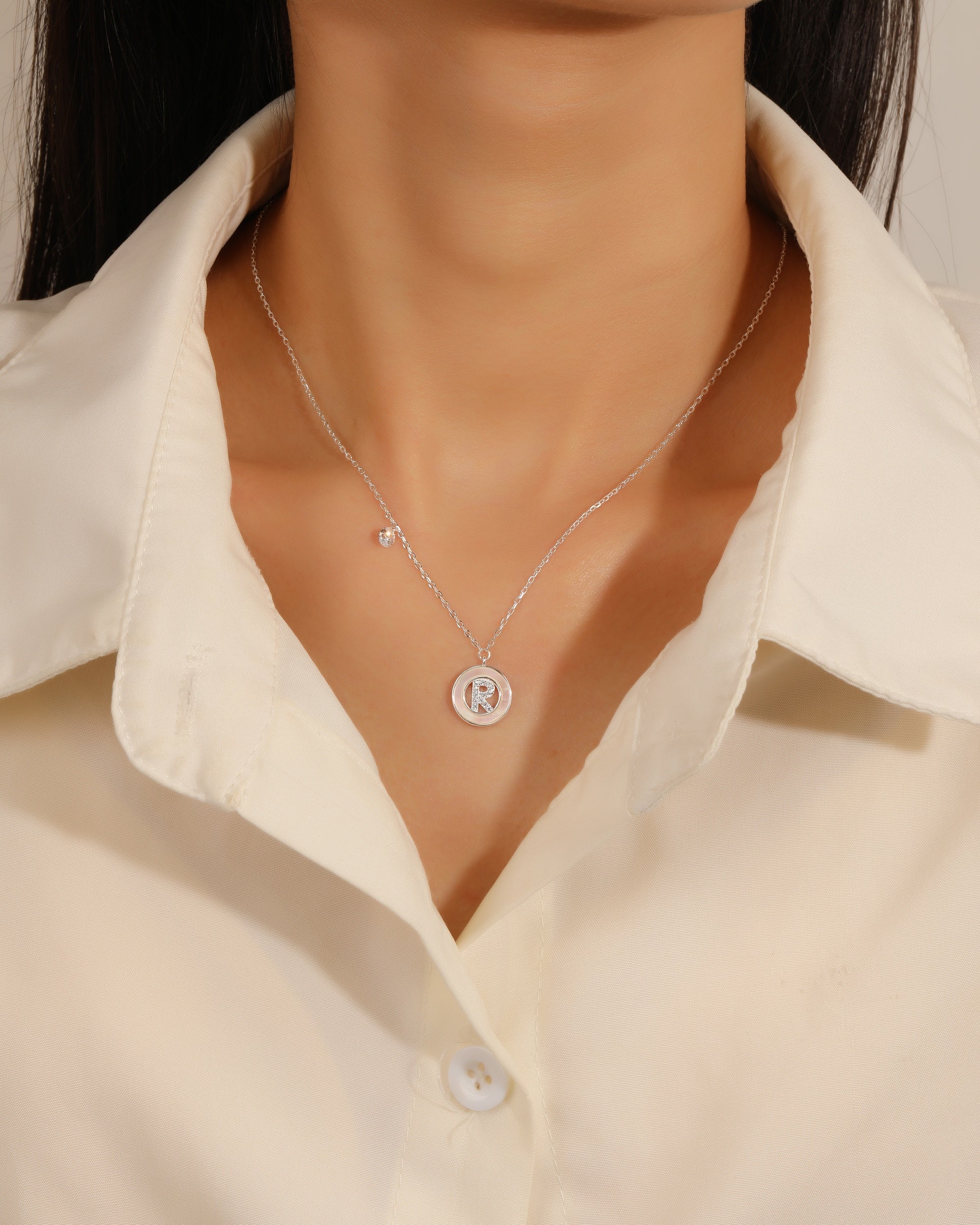 Collar de letra madre perla con circonia blanca 45+5cm en plateado