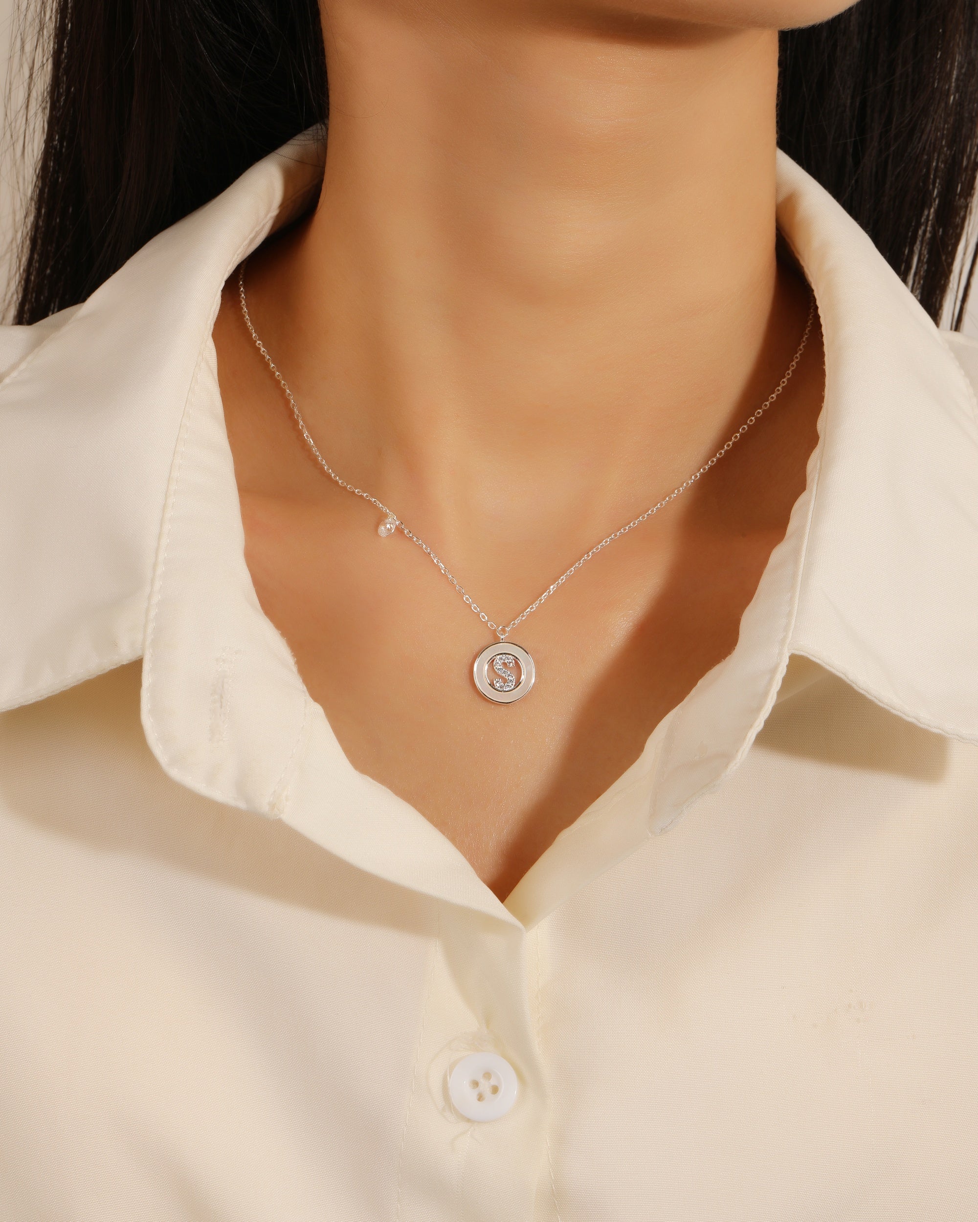 Collar de letra madre perla con circonia blanca 45+5cm en plateado