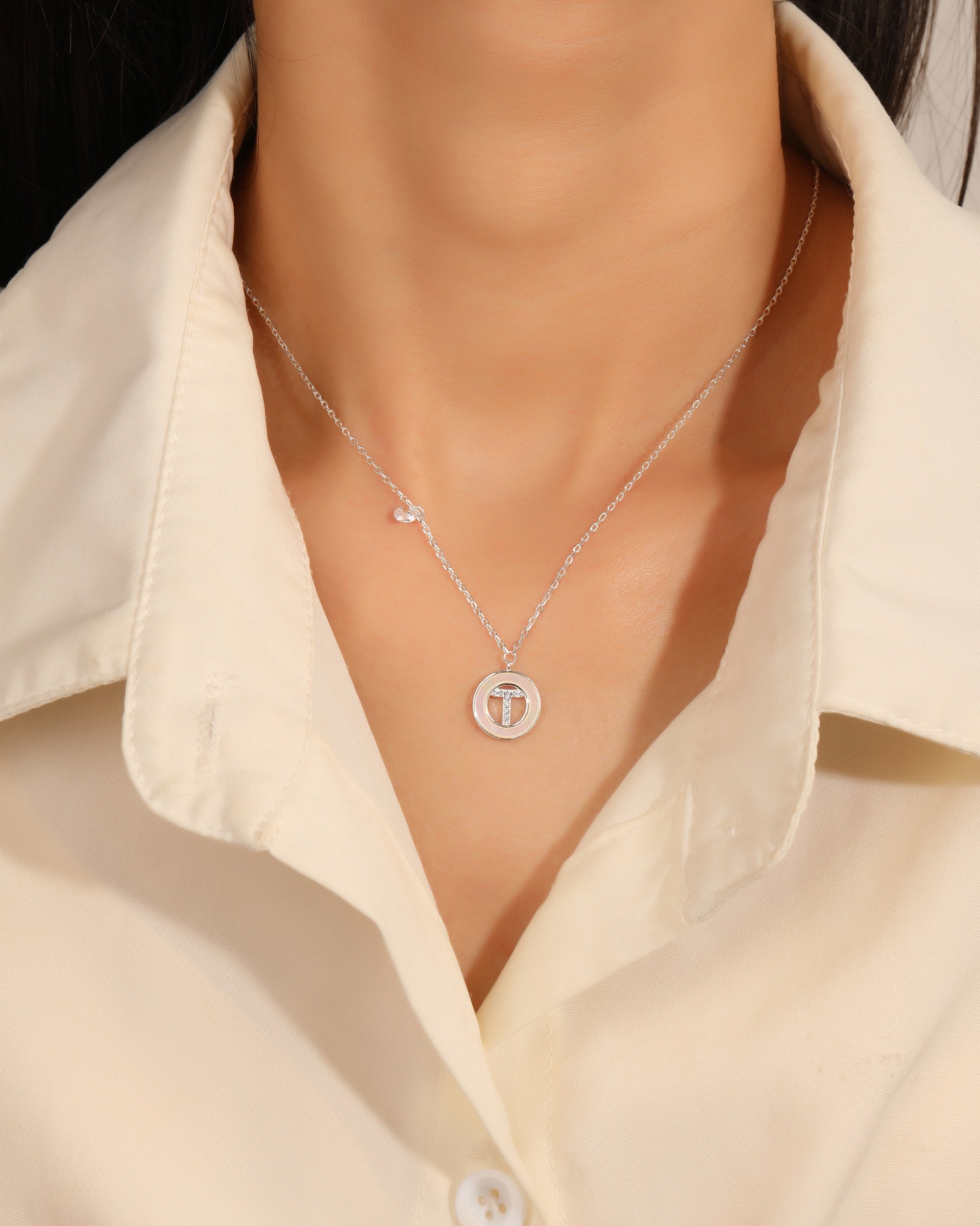 Collar de letra madre perla con circonia blanca 45+5cm en plateado