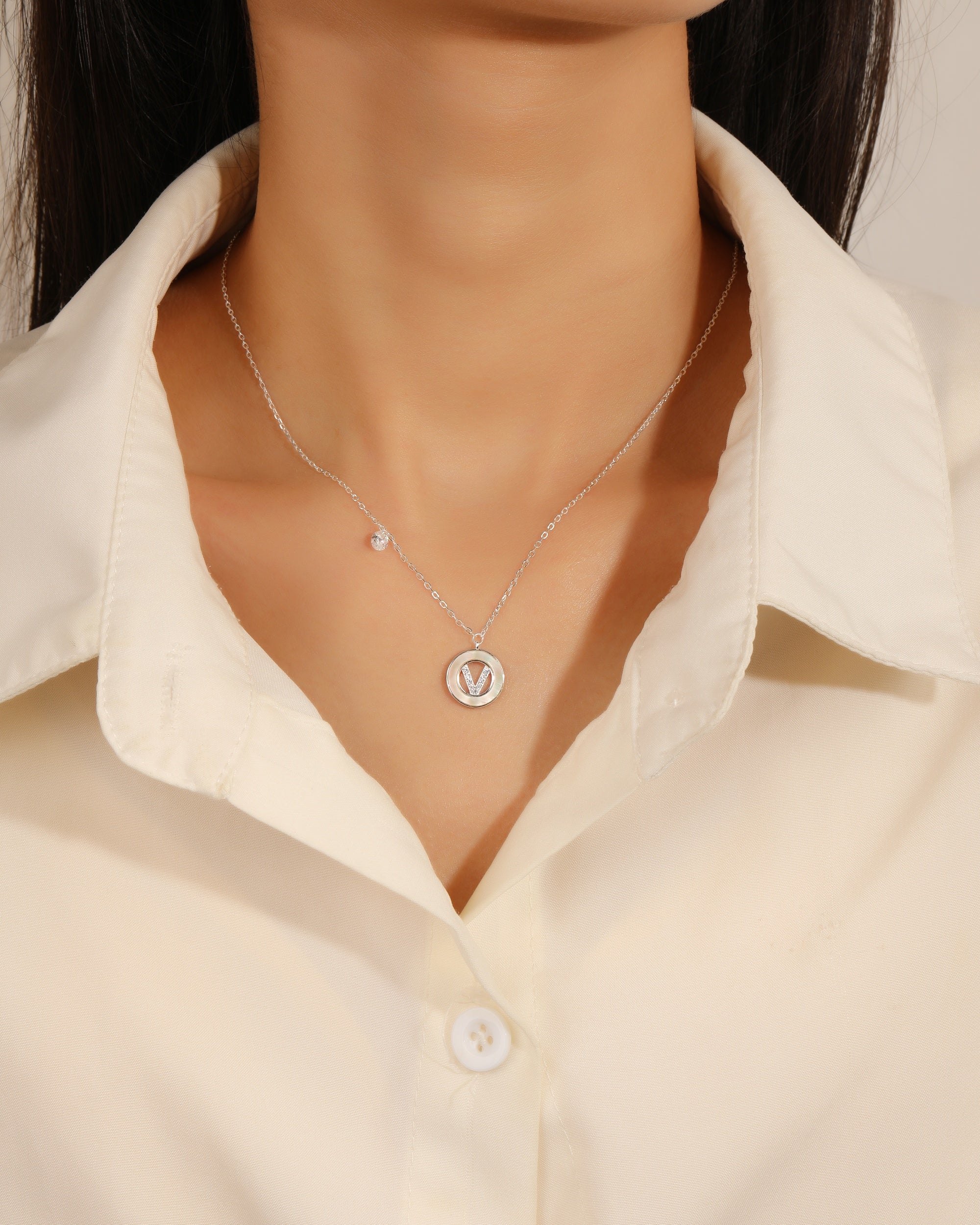 Collar de letra madre perla con circonia blanca 45+5cm en plateado