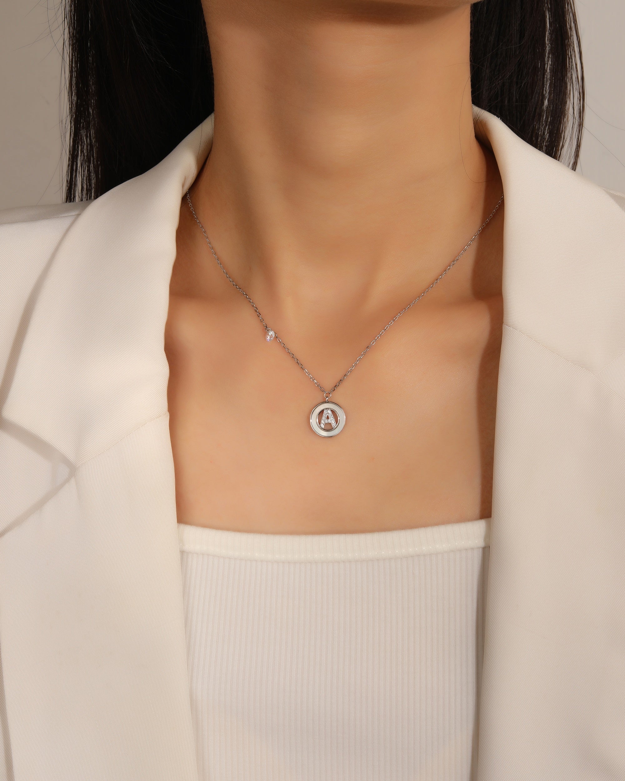 Collar de letra madre perla con circonia blanca 45+5cm en rodizado