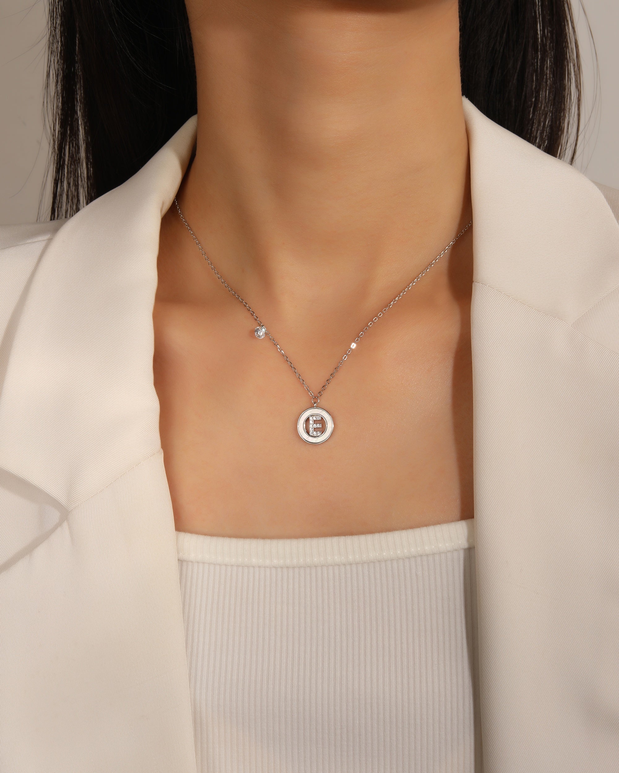Collar de letra madre perla con circonia blanca 45+5cm en rodizado