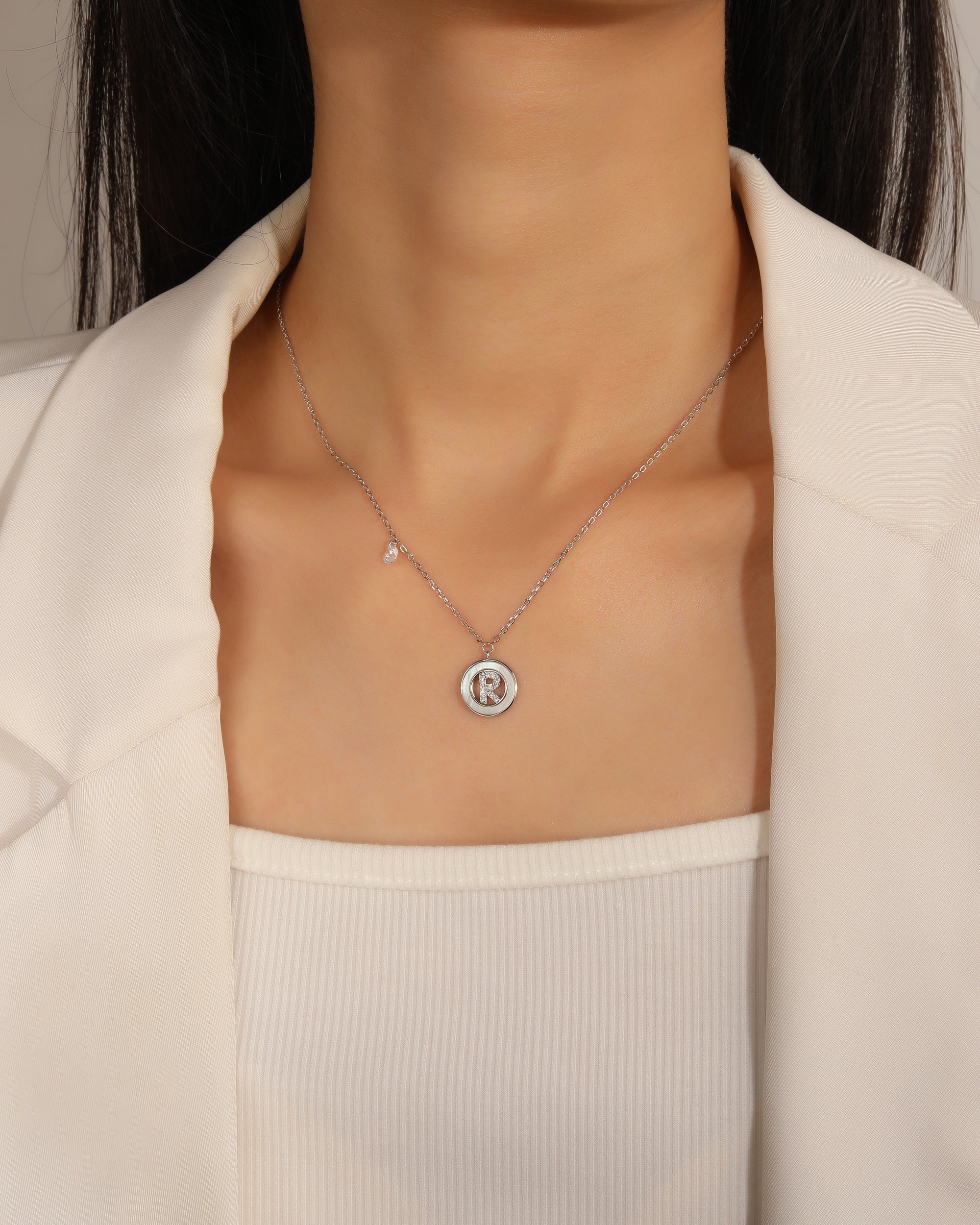 Collar de letra madre perla con circonia blanca 45+5cm en rodizado